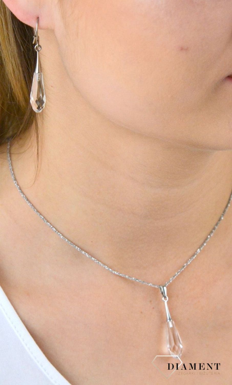 Subtelna srebrna zawieszka z jasnym kryształem i wyjątkowym szlifem. Srebro 925, długość 4 cm. Idealna do eleganckich i codziennych stylizacji. Klasyczny, kobiecy styl.1.jpg