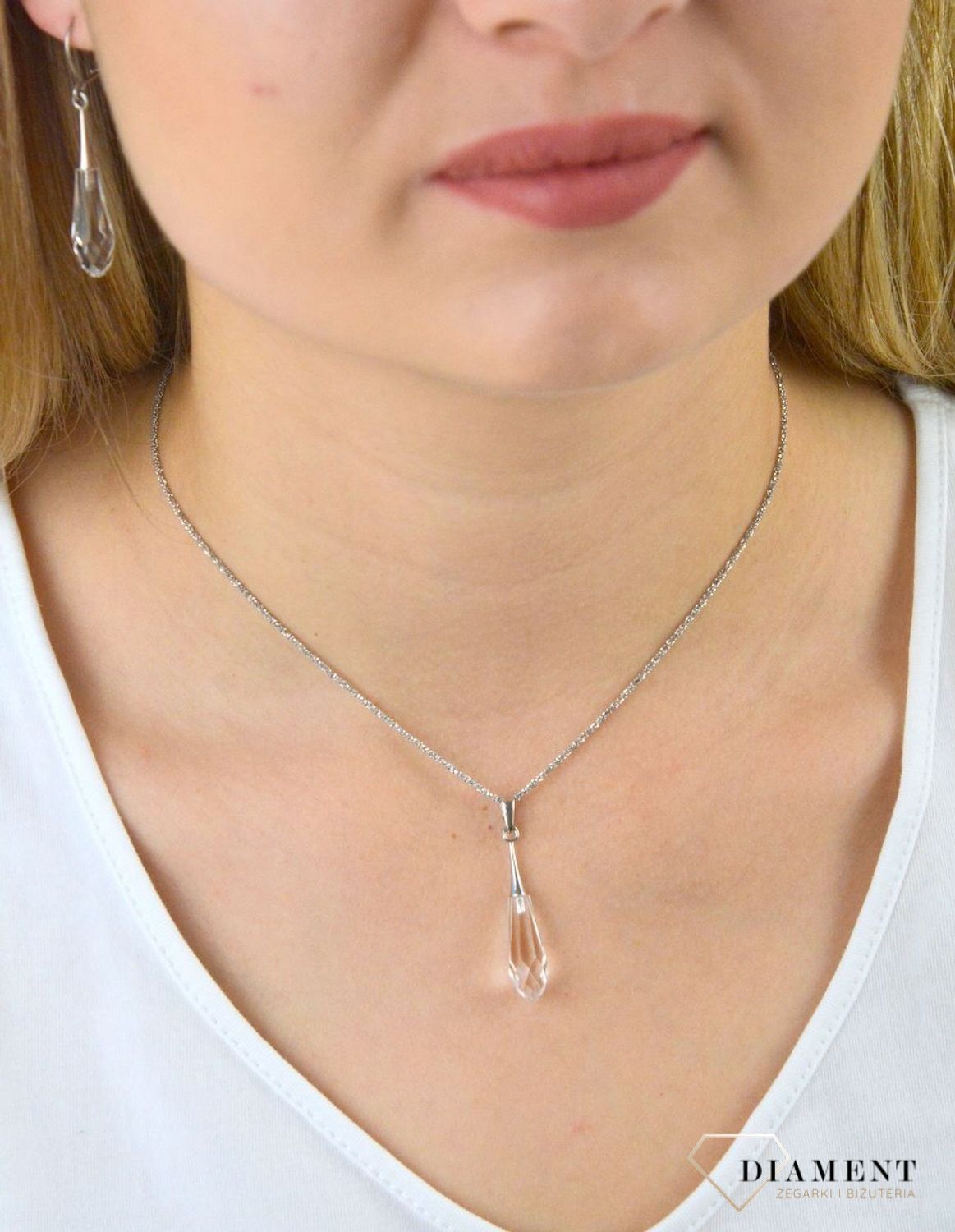 Subtelna srebrna zawieszka z jasnym kryształem i wyjątkowym szlifem. Srebro 925, długość 4 cm. Idealna do eleganckich i codziennych stylizacji. Klasyczny, kobiecy styl.1.jpg