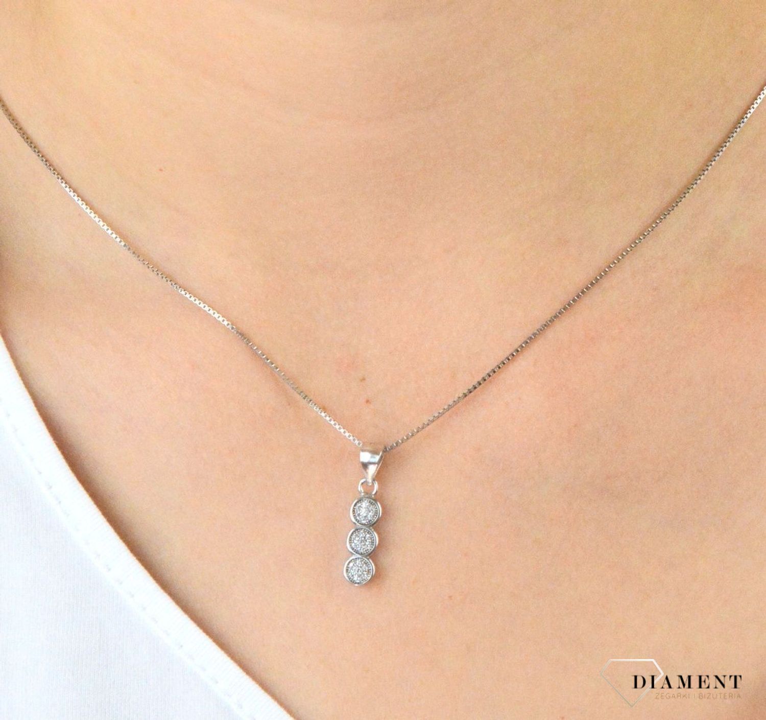 Zawieszka srebrna rząd kółek z cyrkoniami DIA-ZAW-5924-925. Zawieszka srebrna prosta. Zawieszka srebrna z cyrkoniami. Zawieszka idealna na prezent. Zawieszka na każdą okazję..jpg