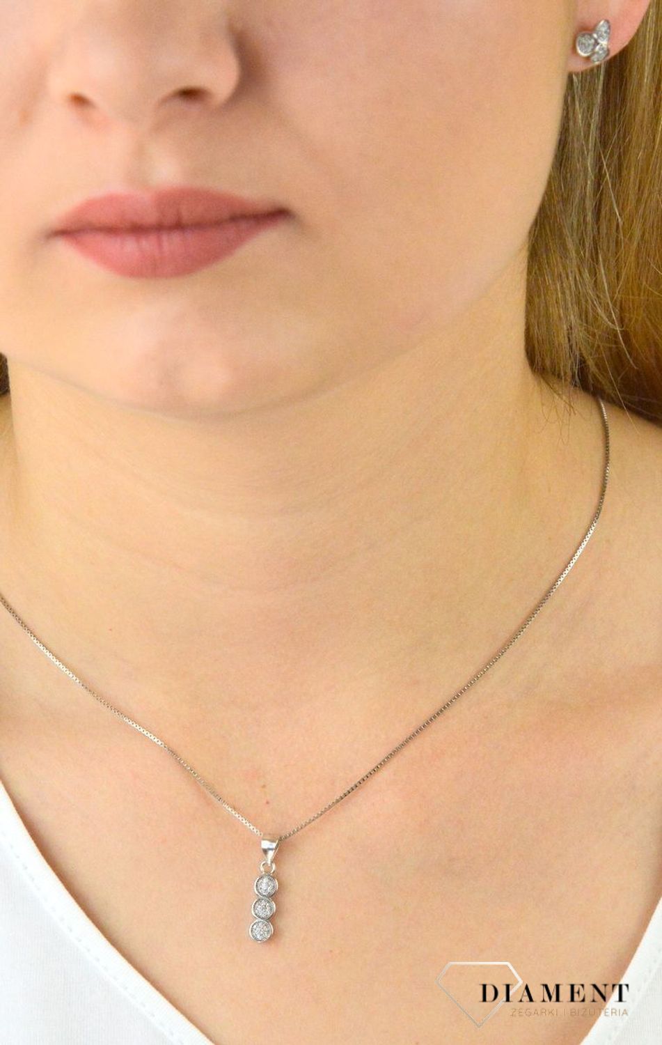 Zawieszka srebrna rząd kółek z cyrkoniami DIA-ZAW-5924-925. Zawieszka srebrna prosta. Zawieszka srebrna z cyrkoniami. Zawieszka idealna na prezent. Zawieszka na każdą okazję..jpg