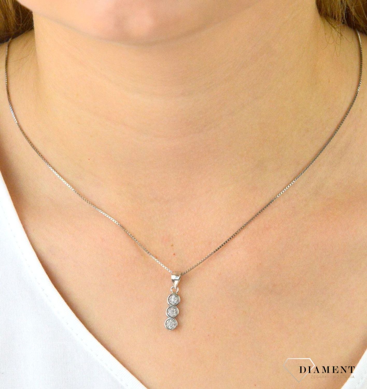 Zawieszka srebrna rząd kółek z cyrkoniami DIA-ZAW-5924-925. Zawieszka srebrna prosta. Zawieszka srebrna z cyrkoniami. Zawieszka idealna na prezent. Zawieszka na każdą okazję..jpg