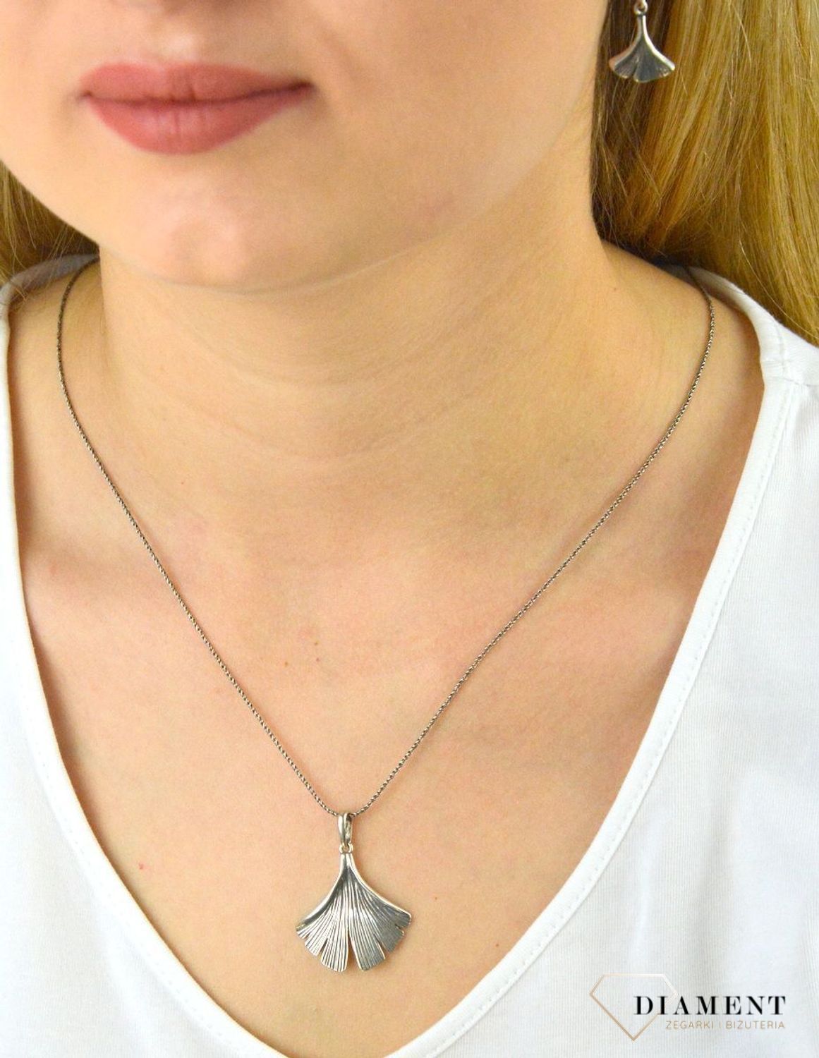 Zawieszka srebrna listek DIA-ZAW-5925-925. Zawieszka srebrna listek. Zawieszka srebrna damska. Zawieszka idealna na prezent. Zawieszka na każdą okazję..jpg