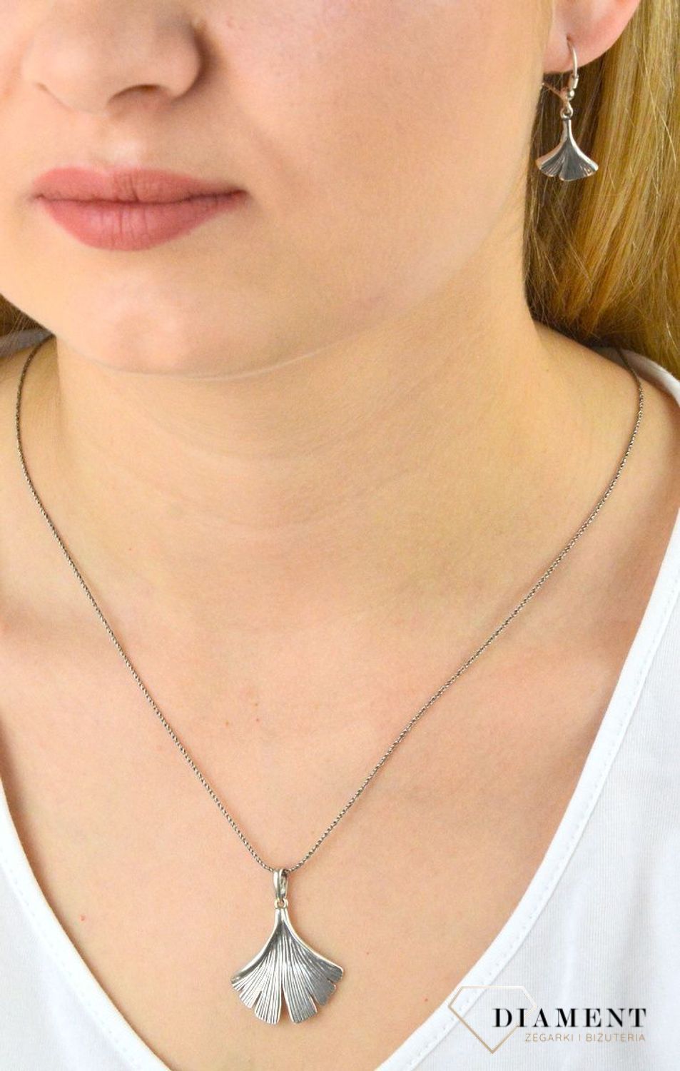 Zawieszka srebrna listek DIA-ZAW-5925-925. Zawieszka srebrna listek. Zawieszka srebrna damska. Zawieszka idealna na prezent. Zawieszka na każdą okazję..jpg