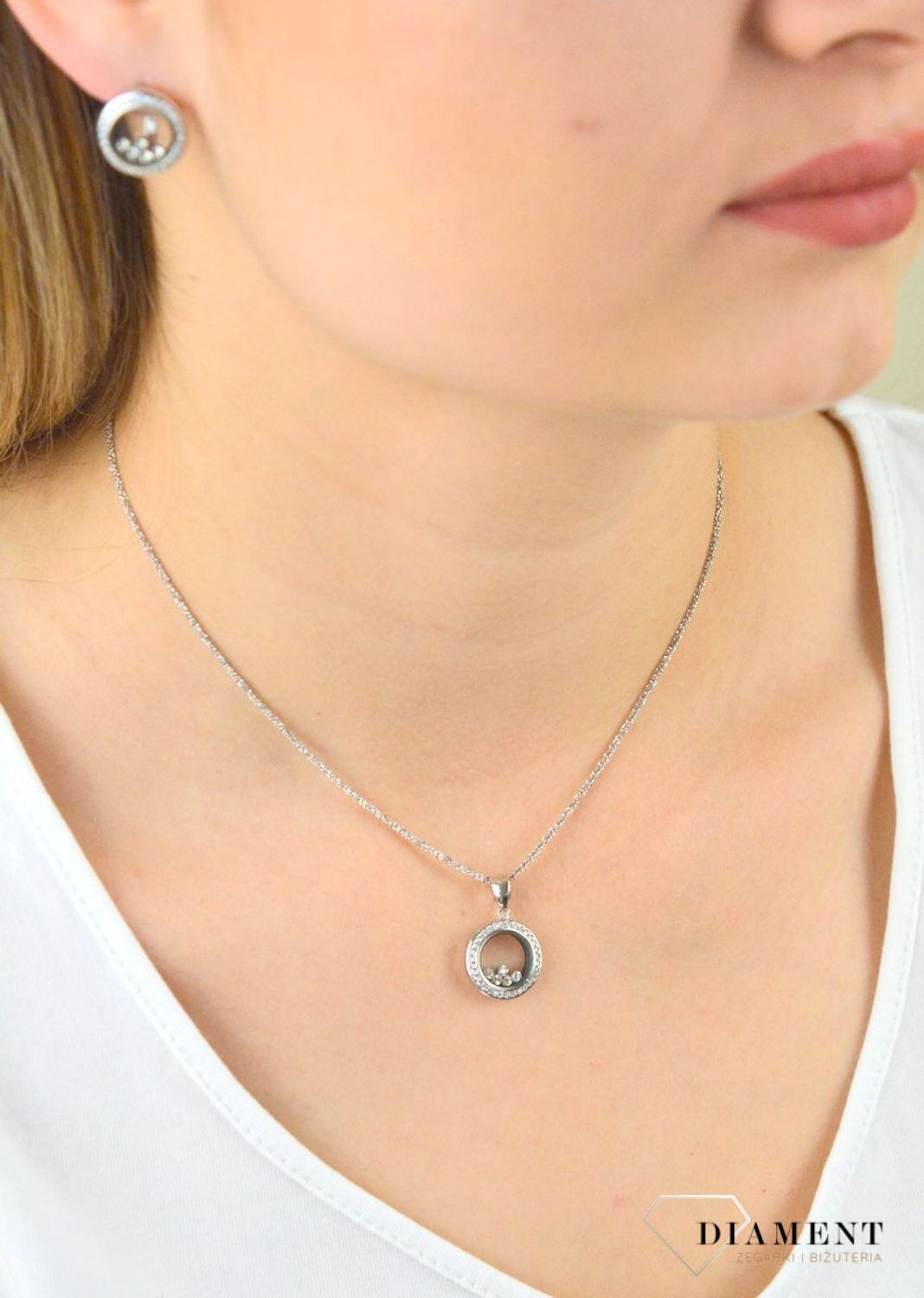 Zawieszka srebrna z cyrkoniami DIA-ZAW-5930-925. Zawieszka srebrna z cyrkoniami. Zawieszka srebrna okrągła. Zawieszka srebrna idealna na prezent. Biżuteria srebrna. Zawieszka idealna na prezent..jpg