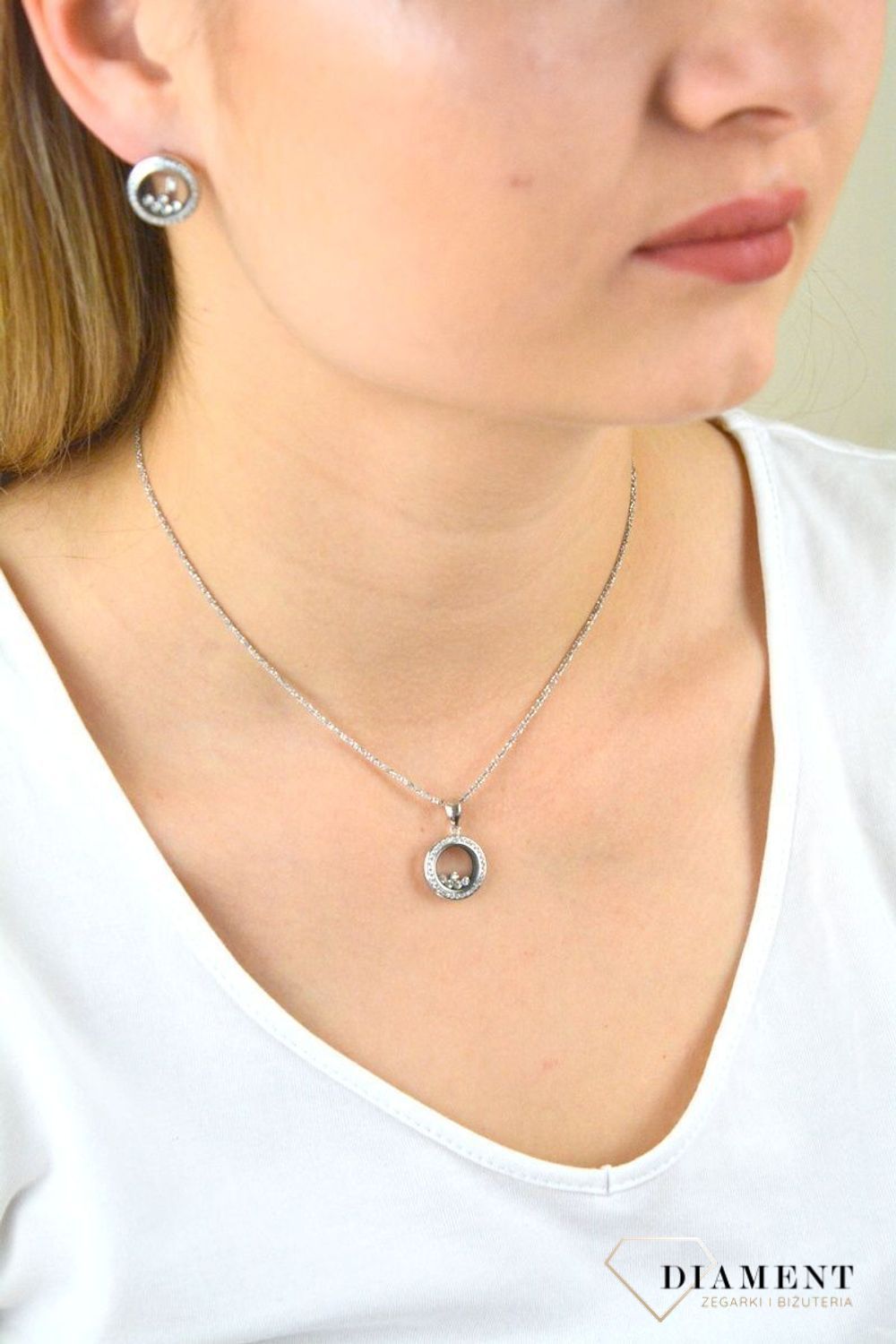 Zawieszka srebrna z cyrkoniami DIA-ZAW-5930-925. Zawieszka srebrna z cyrkoniami. Zawieszka srebrna okrągła. Zawieszka srebrna idealna na prezent. Biżuteria srebrna. Zawieszka idealna na prezent..jpg