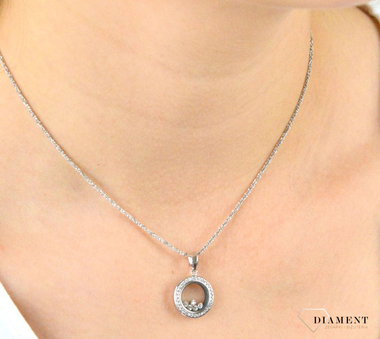 Zawieszka srebrna z cyrkoniami DIA-ZAW-5930-925. Zawieszka srebrna z cyrkoniami. Zawieszka srebrna okrągła. Zawieszka srebrna idealna na prezent. Biżuteria srebrna. Zawieszka idealna na prezent..jpg