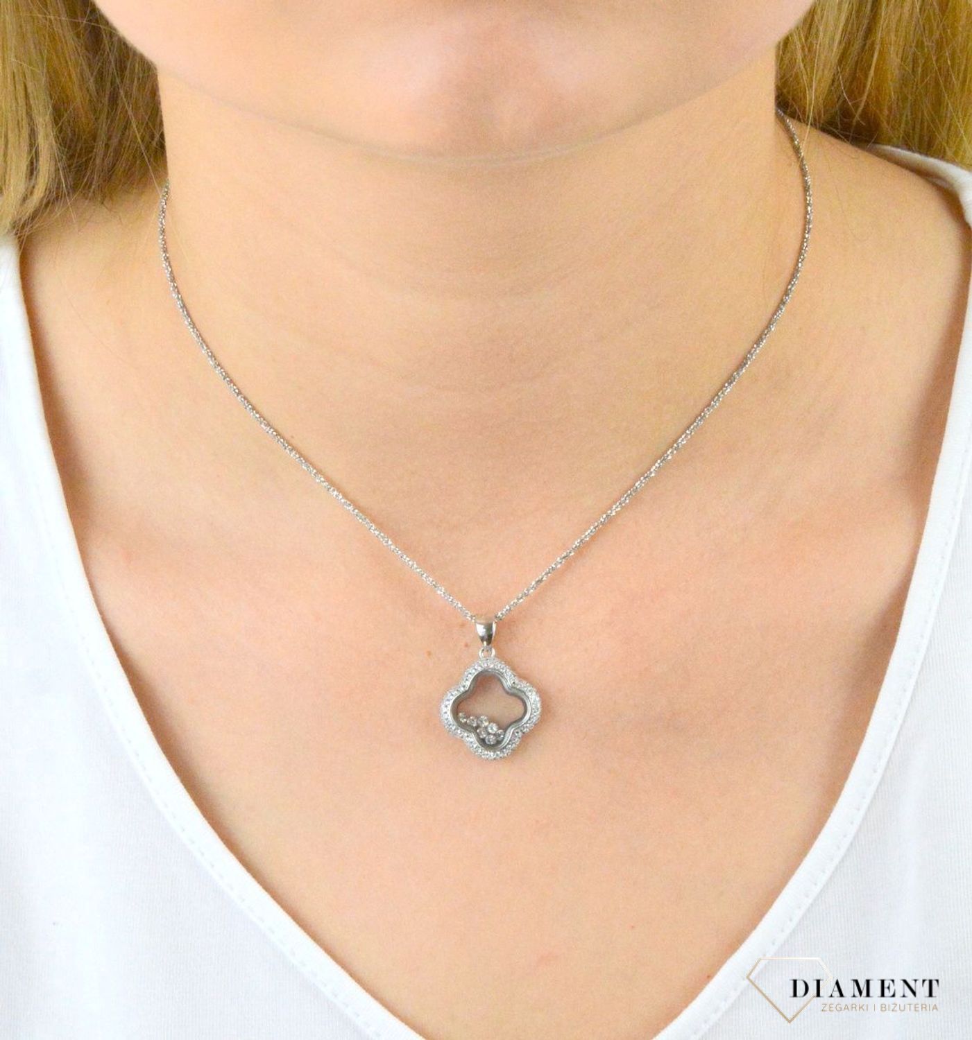 Zawieszka srebrna z cyrkoniami DIA-ZAW-5931-925. Zawieszka z cyrkoniami. Zawieszka w kształcie kwiatka. Srebrna zawieszka z cyrkoniami. Zawieszka idealna na prezent..jpg