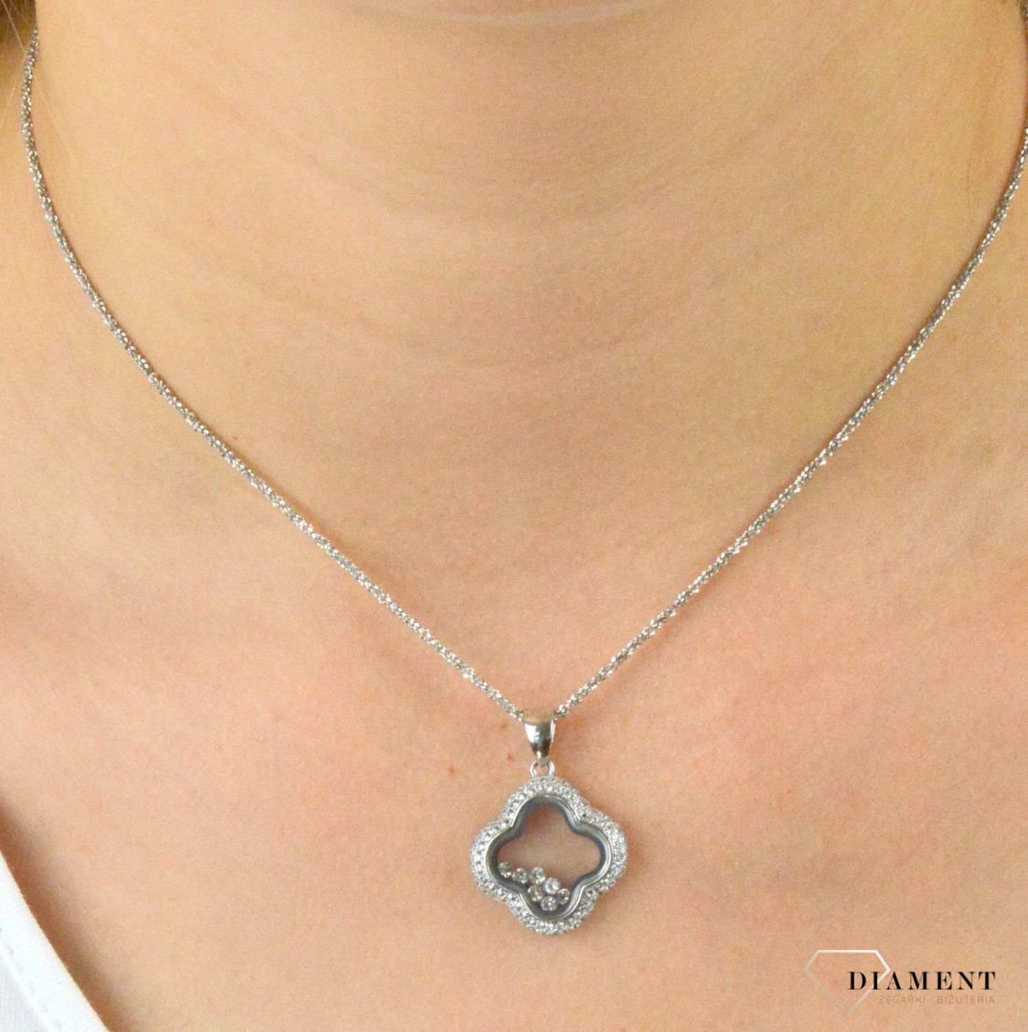 Zawieszka srebrna z cyrkoniami DIA-ZAW-5931-925. Zawieszka z cyrkoniami. Zawieszka w kształcie kwiatka. Srebrna zawieszka z cyrkoniami. Zawieszka idealna na prezent..jpg