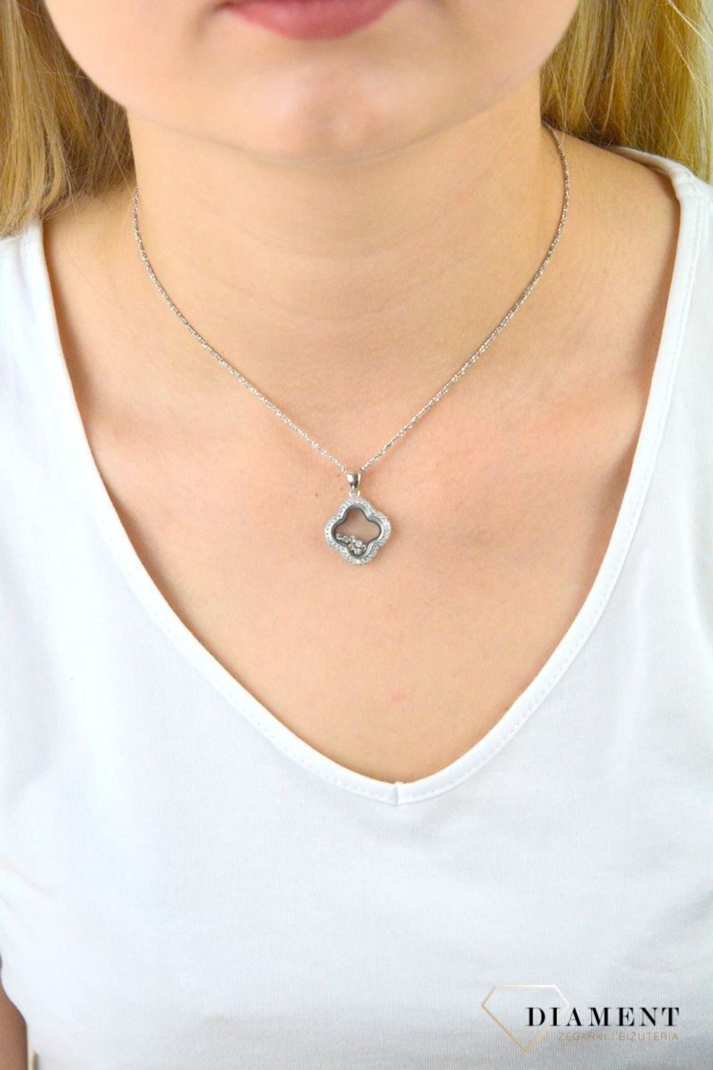 Zawieszka srebrna z cyrkoniami DIA-ZAW-5931-925. Zawieszka z cyrkoniami. Zawieszka w kształcie kwiatka. Srebrna zawieszka z cyrkoniami. Zawieszka idealna na prezent..jpg