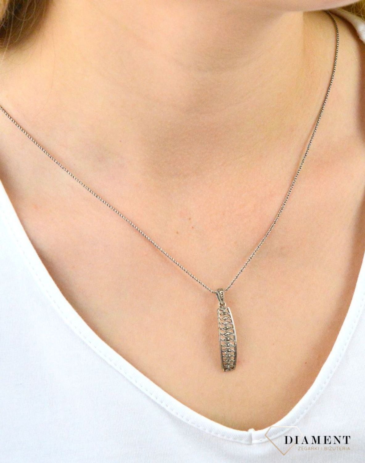 Srebrna zawieszka podłużna markazyty DIA-ZAW-5932-925. Zawieszka srebrna damska. zawieszka srebrna z markazytami. Zawieszka markazyty. Zawieszka srebrna idealna na prezent. Zawieszka dla każdej kobiety..jpg