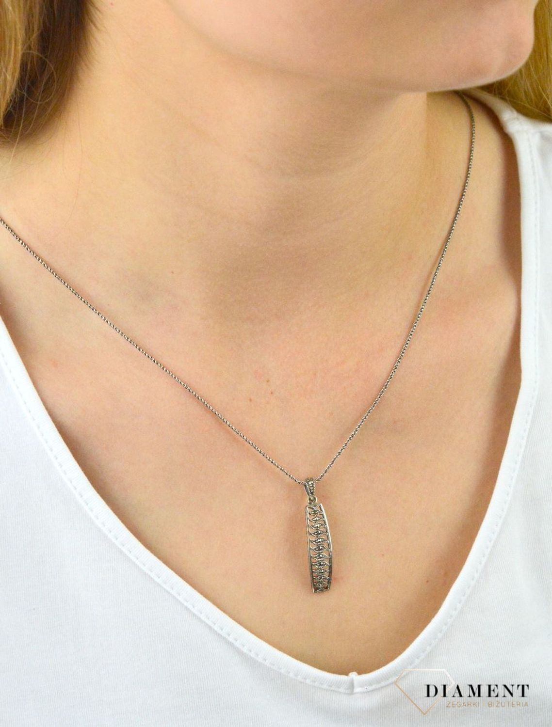 Srebrna zawieszka podłużna markazyty DIA-ZAW-5932-925. Zawieszka srebrna damska. zawieszka srebrna z markazytami. Zawieszka markazyty. Zawieszka srebrna idealna na prezent. Zawieszka dla każdej kobiety..jpg