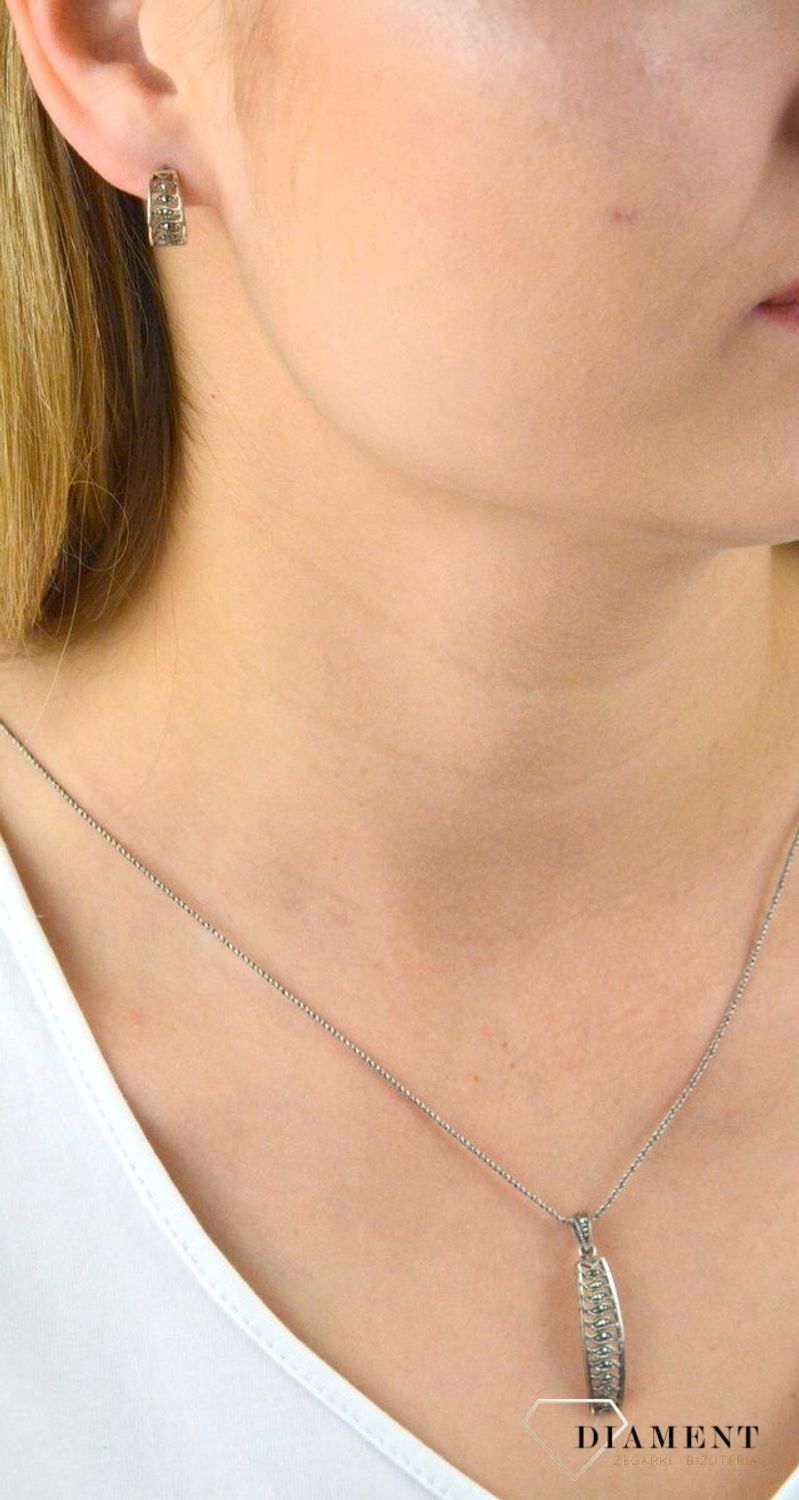 Srebrna zawieszka podłużna markazyty DIA-ZAW-5932-925. Zawieszka srebrna damska. zawieszka srebrna z markazytami. Zawieszka markazyty. Zawieszka srebrna idealna na prezent. Zawieszka dla każdej kobiety..jpg