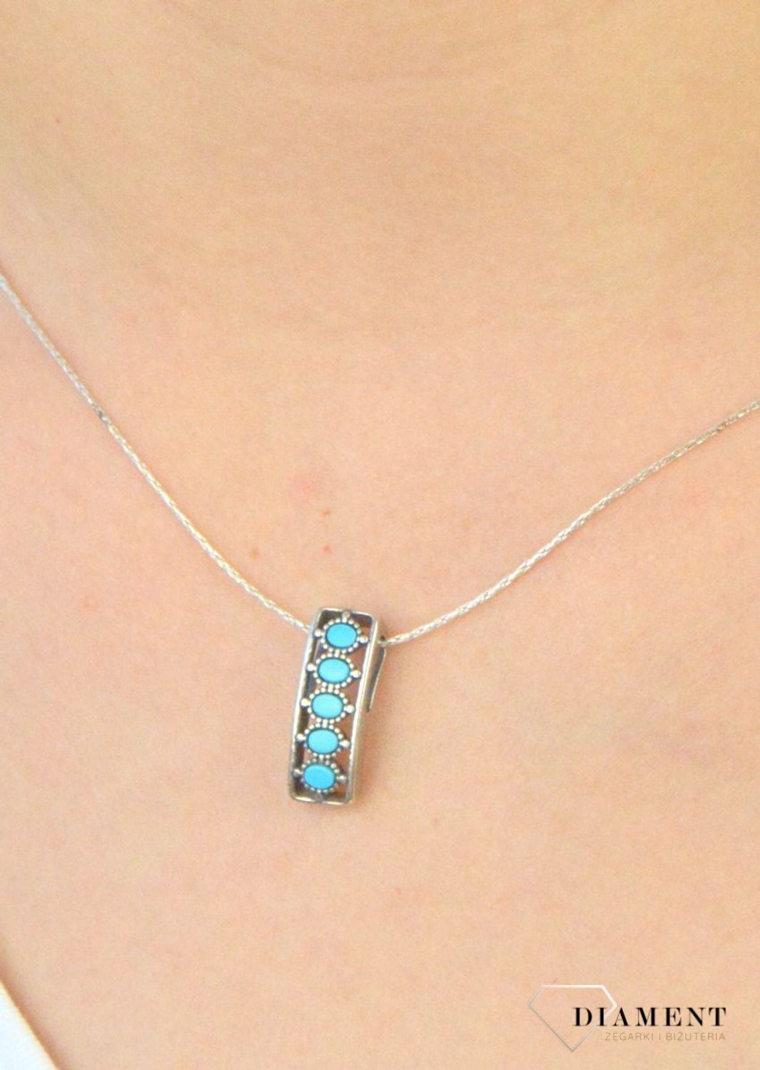 Zawieszka srebrna z turkusem  DIA-ZAW-5933-925. Zawieszka srebrna z kamieniem. Zawieszka srebrna z turkusem syntetycznym. Zawieszka srebrna rodowana. Zawieszka idealna na prezent. Srebrna zawieszka dla każd.jpg