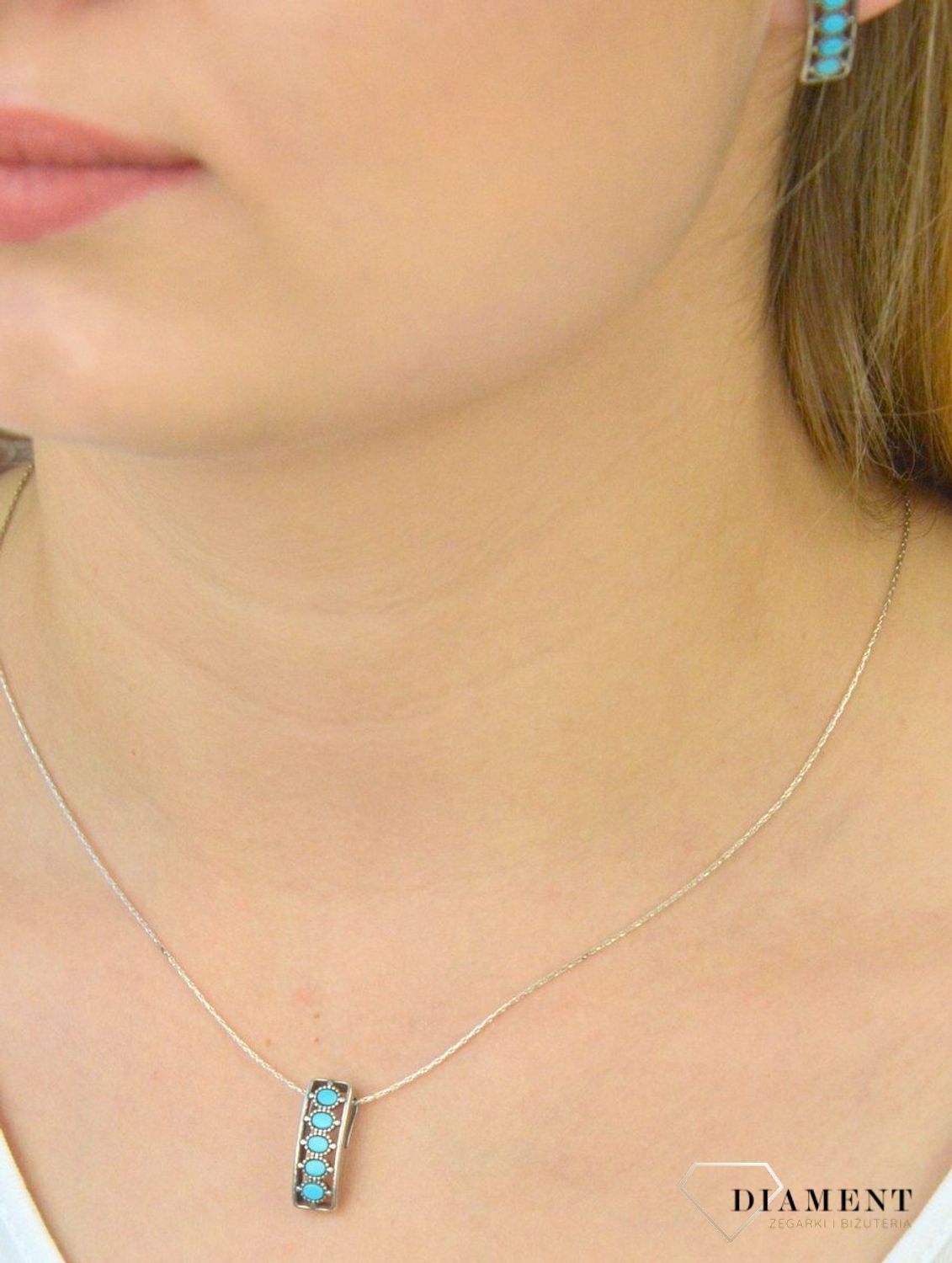 Zawieszka srebrna z turkusem  DIA-ZAW-5933-925. Zawieszka srebrna z kamieniem. Zawieszka srebrna z turkusem syntetycznym. Zawieszka srebrna rodowana. Zawieszka idealna na prezent. Srebrna zawieszka dla każd.jpg