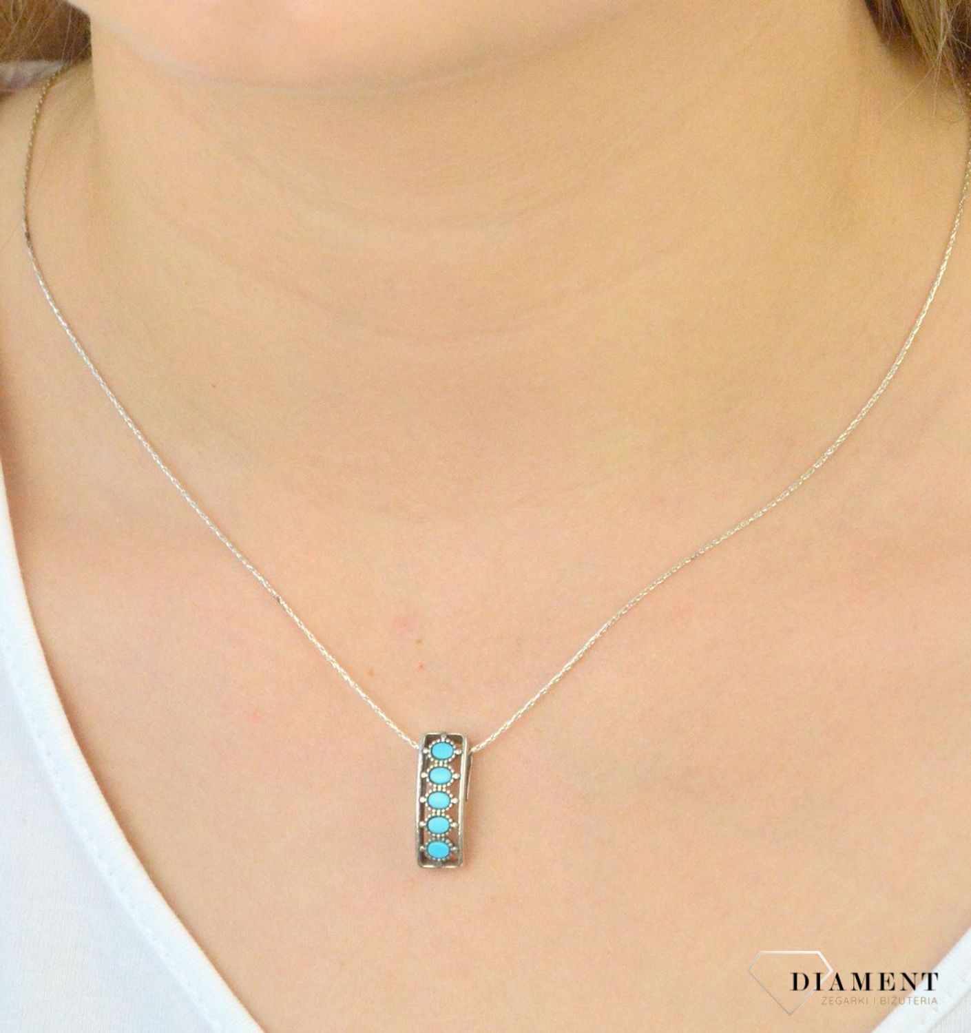 Zawieszka srebrna z turkusem  DIA-ZAW-5933-925. Zawieszka srebrna z kamieniem. Zawieszka srebrna z turkusem syntetycznym. Zawieszka srebrna rodowana. Zawieszka idealna na prezent. Srebrna zawieszka dla każd.jpg