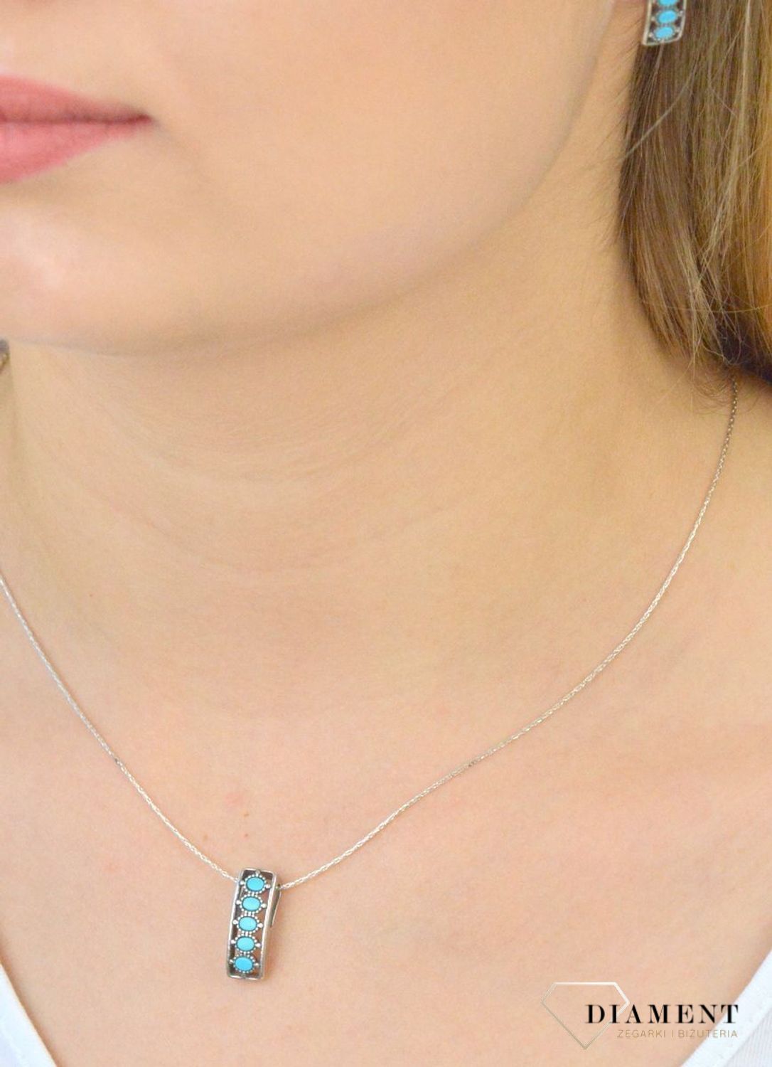 Zawieszka srebrna z turkusem  DIA-ZAW-5933-925. Zawieszka srebrna z kamieniem. Zawieszka srebrna z turkusem syntetycznym. Zawieszka srebrna rodowana. Zawieszka idealna na prezent. Srebrna zawieszka dla każd.jpg