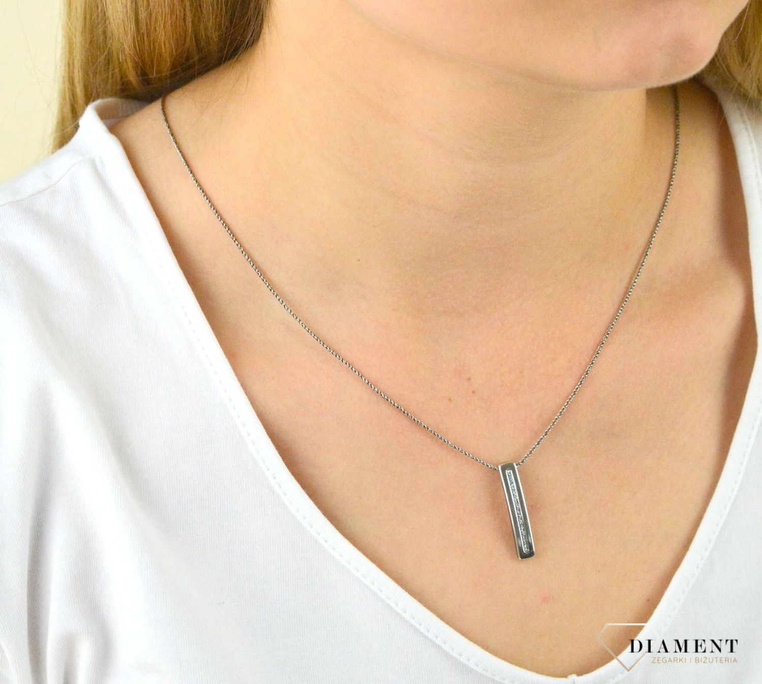 Zawieszka srebrna podłużna z cyrkoniami DIA-ZAW-5934-925. Zawieszka srebrna prosta. Zawieszka srebrna podłużna. Zawieszka srebrna z cyrkoniami. Zawieszka idealna na prezent. Zawieszka na każdą okazję..jpg