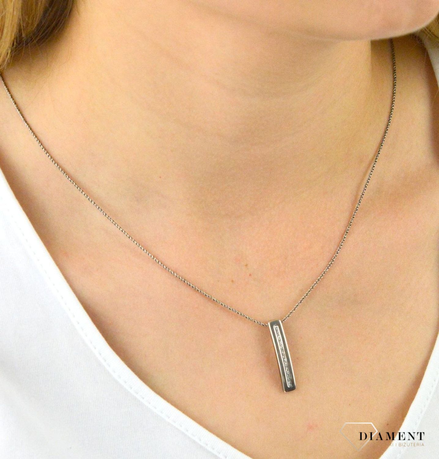 Zawieszka srebrna podłużna z cyrkoniami DIA-ZAW-5934-925. Zawieszka srebrna prosta. Zawieszka srebrna podłużna. Zawieszka srebrna z cyrkoniami. Zawieszka idealna na prezent. Zawieszka na każdą okazję..jpg