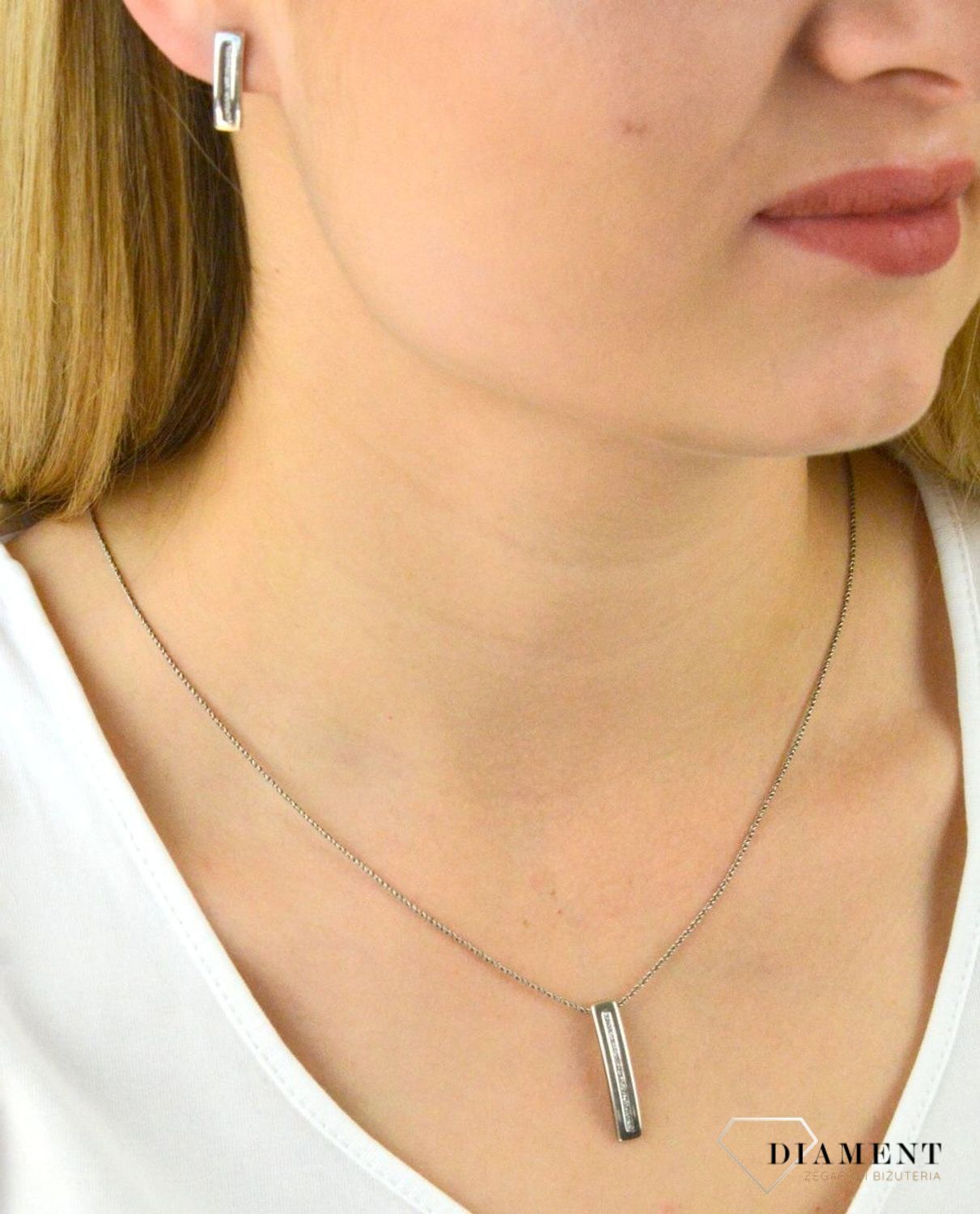 Zawieszka srebrna podłużna z cyrkoniami DIA-ZAW-5934-925. Zawieszka srebrna prosta. Zawieszka srebrna podłużna. Zawieszka srebrna z cyrkoniami. Zawieszka idealna na prezent. Zawieszka na każdą okazję..jpg