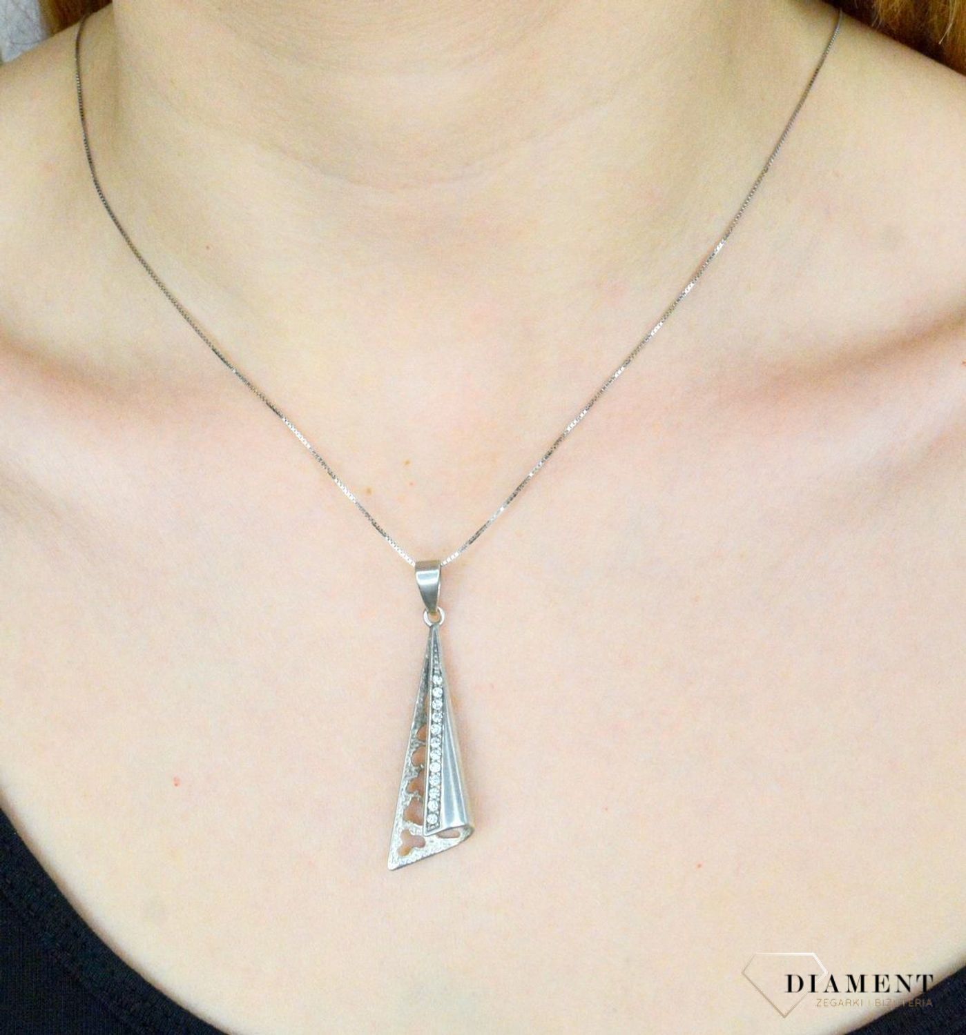 Zawieszka damska  Wiszący stożek  DIA-ZAW-5997-925  Srebrna zawieszka o ponadczasowej formie uzupełniona cyrkonią. Została wykonana z najwyższej jakości srebra próby 925. Idealny pomysł na prezent..jpg