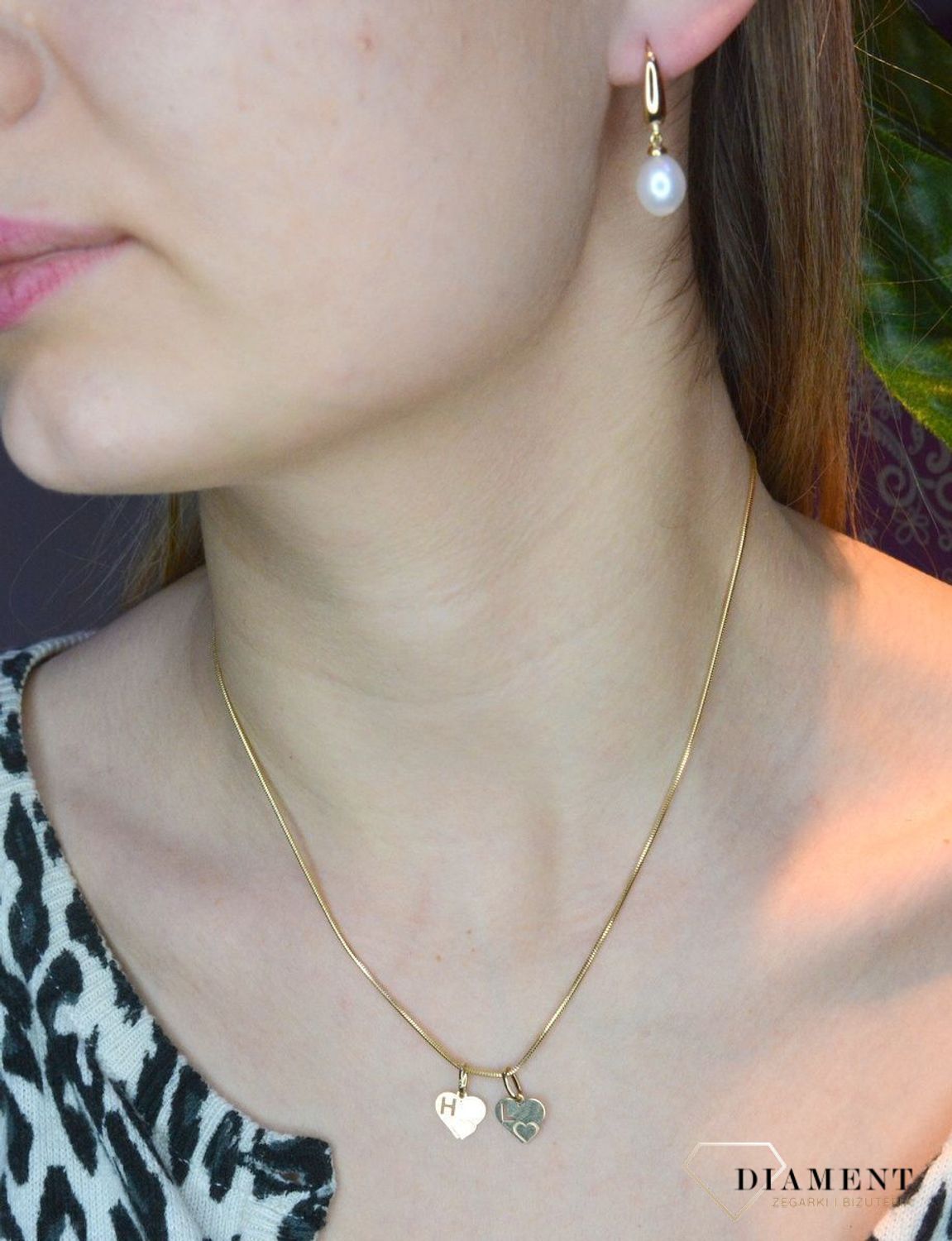 Złota zawieszka 585 serce z literką L DIA-ZAW-6-20-Z00115-2-585. Piękny, złoty wisiorek o ciekawym wzorze z motywem serca wykonana z żółtego i białego 14-karatowego złota z wysokiej próby 585. o uniwersalna biżuteria, która sprawdzi.jpg