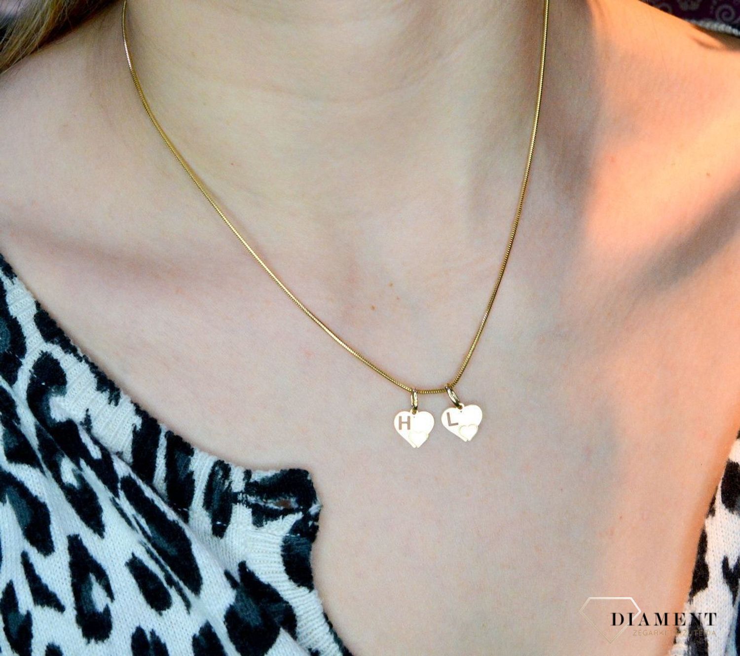 Złota zawieszka 585 serce z literką L DIA-ZAW-6-20-Z00115-2-585. Piękny, złoty wisiorek o ciekawym wzorze z motywem serca wykonana z żółtego i białego 14-karatowego złota z wysokiej próby 585. o uniwersalna biżuteria, która sprawdzi.jpg