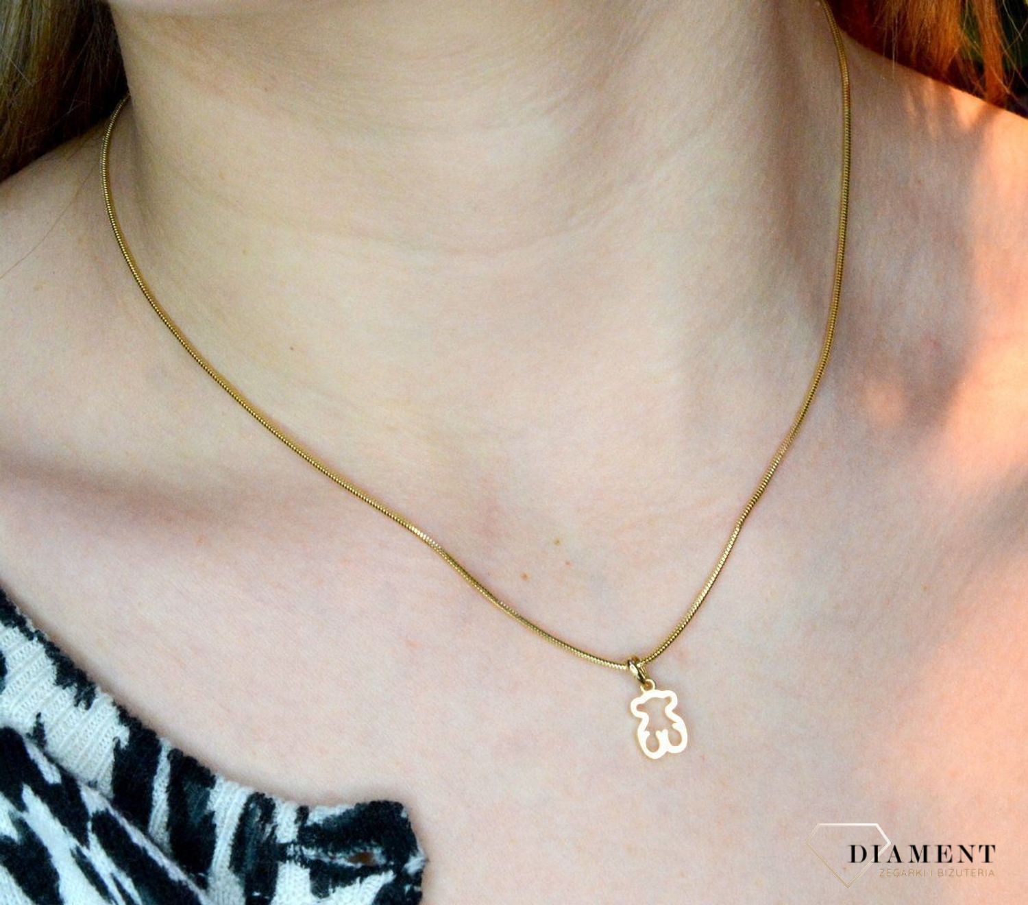 Złota zawieszka 585 w kształcie misia DIA-ZAW-6-25-Z00368-2-585. Piękny, złoty wisiorek o ciekawym wzorze z motywem misia wykonana z żółtego 14-karatowego złota z wysokiej próby 585.Zawieszka w kształcie misia będzie cudownym prezent.jpg