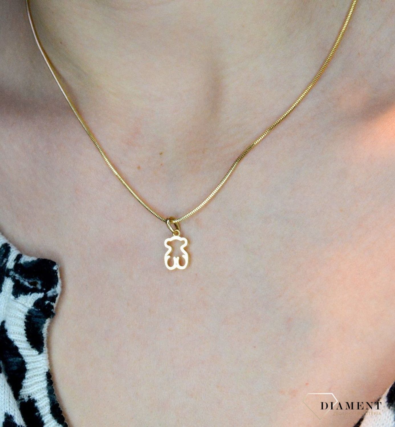 Złota zawieszka 585 w kształcie misia DIA-ZAW-6-25-Z00368-2-585. Piękny, złoty wisiorek o ciekawym wzorze z motywem misia wykonana z żółtego 14-karatowego złota z wysokiej próby 585.Zawieszka w kształcie misia będzie cudownym prezent.jpg