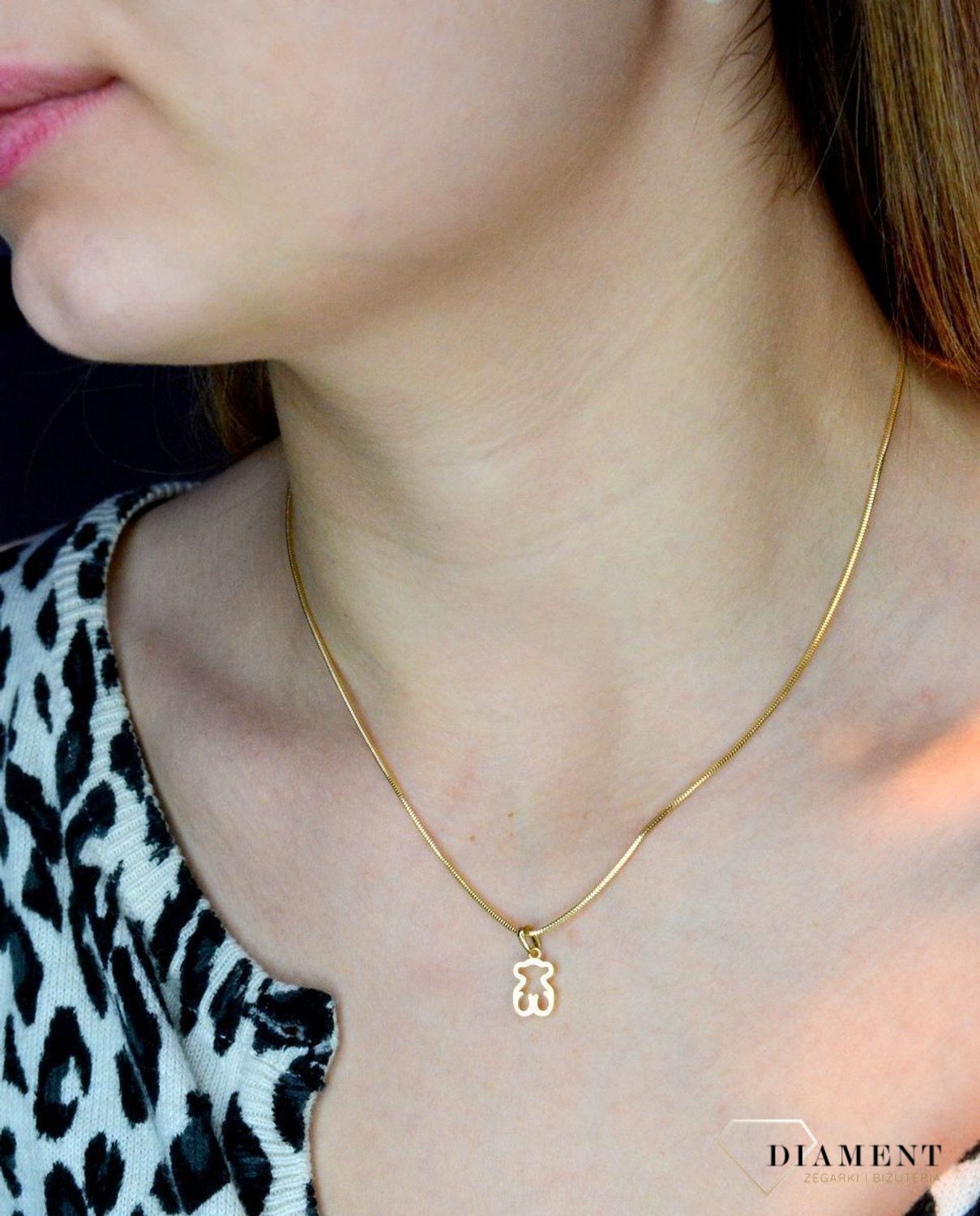 Złota zawieszka 585 w kształcie misia DIA-ZAW-6-25-Z00368-2-585. Piękny, złoty wisiorek o ciekawym wzorze z motywem misia wykonana z żółtego 14-karatowego złota z wysokiej próby 585.Zawieszka w kształcie misia będzie cudownym prezent.jpg