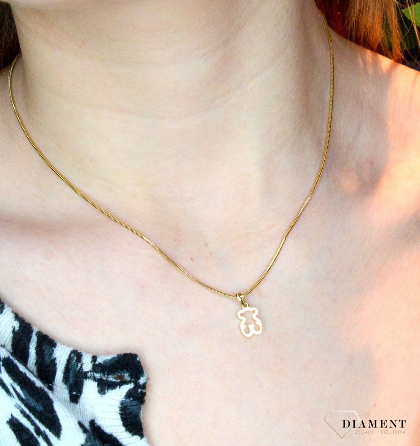 Złota zawieszka 585 w kształcie misia DIA-ZAW-6-25-Z00368-2-585. Piękny, złoty wisiorek o ciekawym wzorze z motywem misia wykonana z żółtego 14-karatowego złota z wysokiej próby 585.Zawieszka w kształcie misia będzie cudownym prezent.jpg