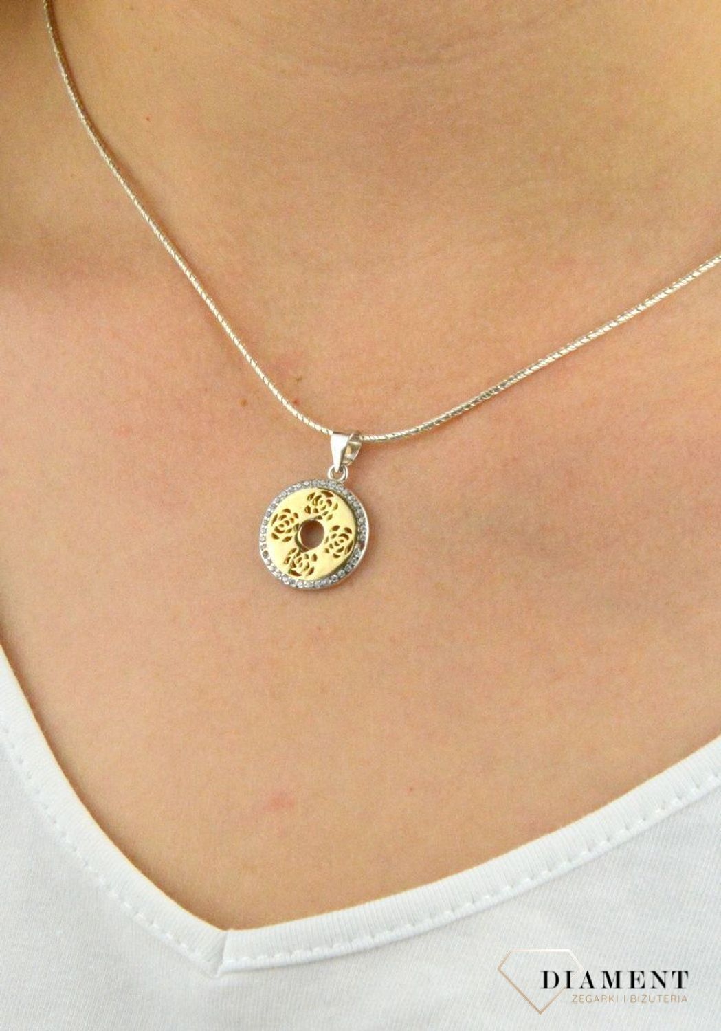 Zawieszka srebrna z pozłacanym elementem DIA-ZAW-6080-925.  Srebrna zawieszka damska. Zawieszka z cyrkoniami. Zawieszka srebrna pozłacana. Srebrna zawieszka na każdą okazję. Idealna zawieszka na prezent..jpg