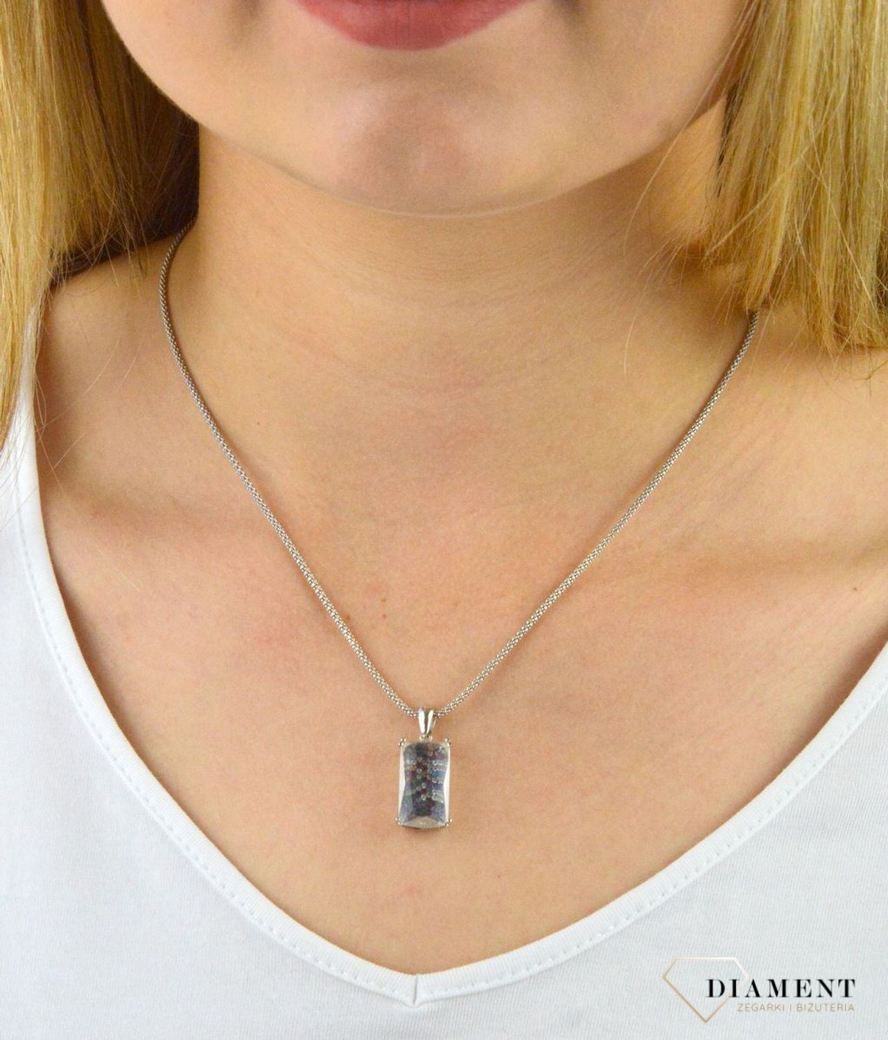 Zawieszka srebrna duży prostokąt kolorowe cyrkonie DIA-ZAW-6082-925. Duża zawieszka srebrna. Srebrna zawieszka z cyrkoniami. Srebrna zawieszka kryształ. Zawieszka srebrna z kolorowymi cyrkoniami. Zawieszka.jpg