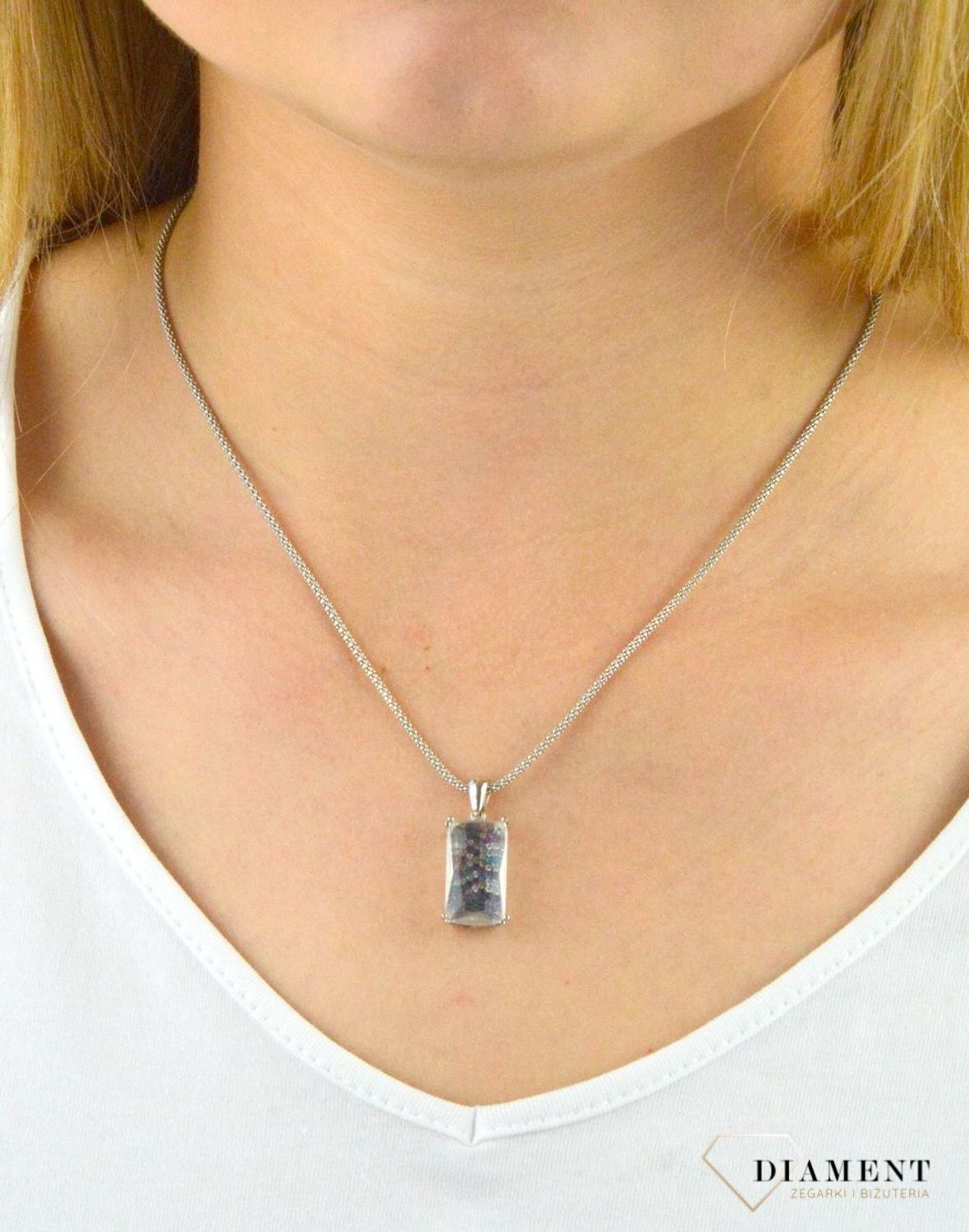 Zawieszka srebrna duży prostokąt kolorowe cyrkonie DIA-ZAW-6082-925. Duża zawieszka srebrna. Srebrna zawieszka z cyrkoniami. Srebrna zawieszka kryształ. Zawieszka srebrna z kolorowymi cyrkoniami. Zawieszka.jpg