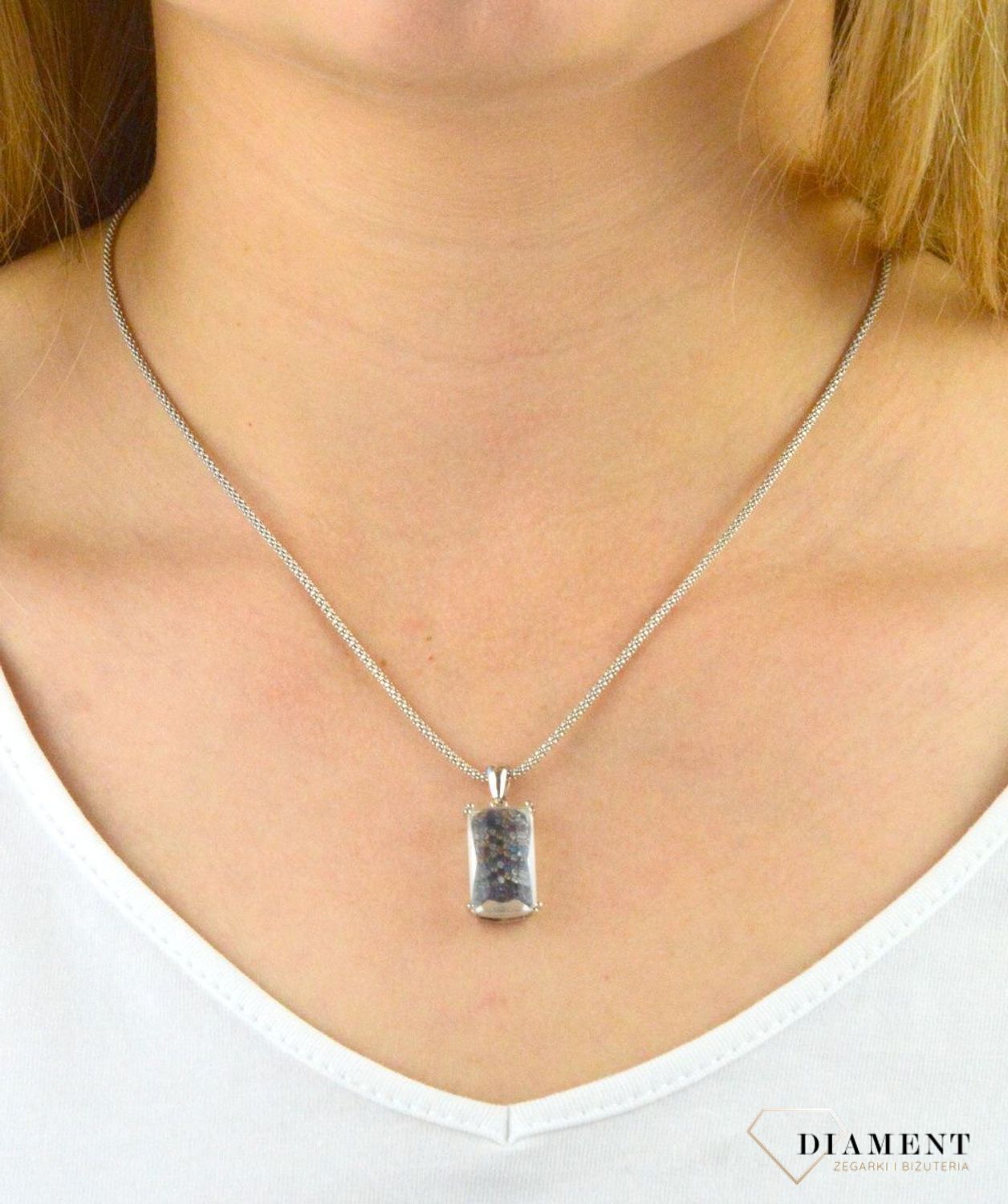 Zawieszka srebrna duży prostokąt kolorowe cyrkonie DIA-ZAW-6082-925. Duża zawieszka srebrna. Srebrna zawieszka z cyrkoniami. Srebrna zawieszka kryształ. Zawieszka srebrna z kolorowymi cyrkoniami. Zawieszka.jpg