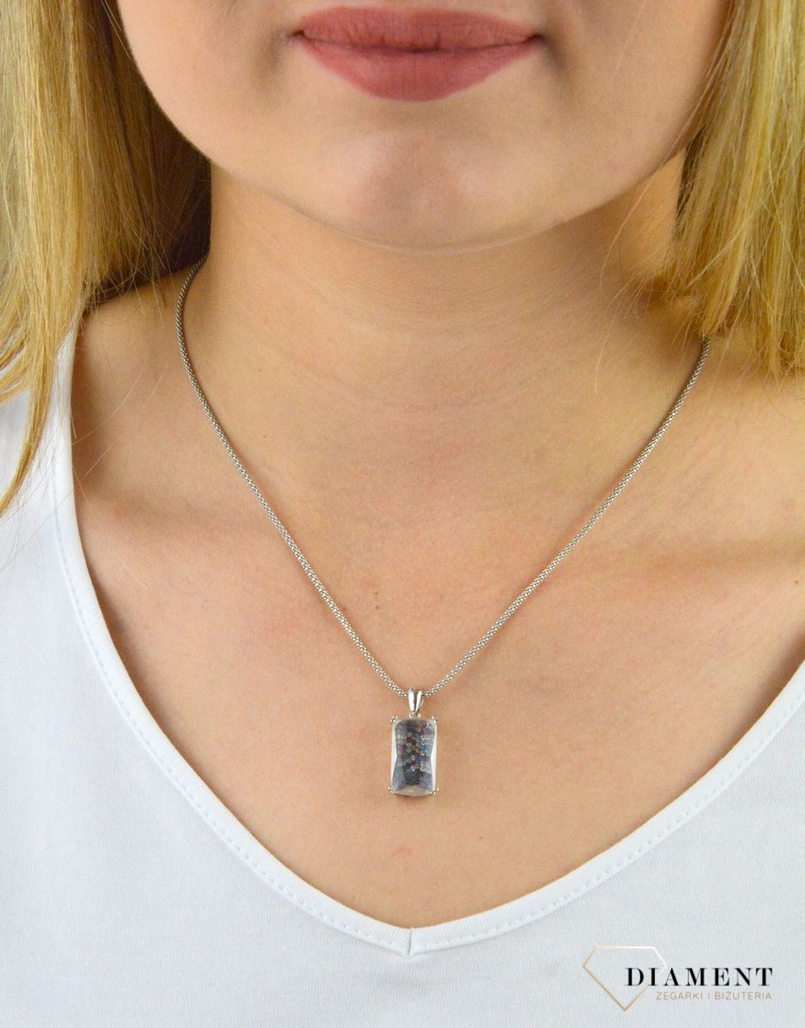 Zawieszka srebrna duży prostokąt kolorowe cyrkonie DIA-ZAW-6082-925. Duża zawieszka srebrna. Srebrna zawieszka z cyrkoniami. Srebrna zawieszka kryształ. Zawieszka srebrna z kolorowymi cyrkoniami. Zawieszka.jpg
