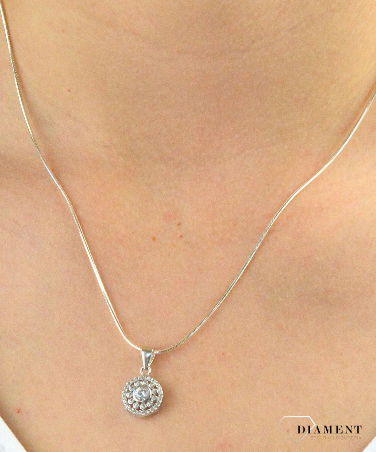 Zawieszka srebrna okrągła z cyrkoniami DIA-ZAW-6084-925. Zawieszka srebrna okrągłą. Zawieszka srebrna z cyrkoniami. Zawieszka idealna na prezent. Zawieszka na każdą okazję..jpg