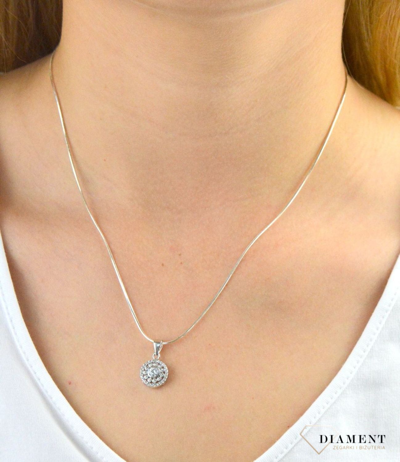 Zawieszka srebrna okrągła z cyrkoniami DIA-ZAW-6084-925. Zawieszka srebrna okrągłą. Zawieszka srebrna z cyrkoniami. Zawieszka idealna na prezent. Zawieszka na każdą okazję..jpg