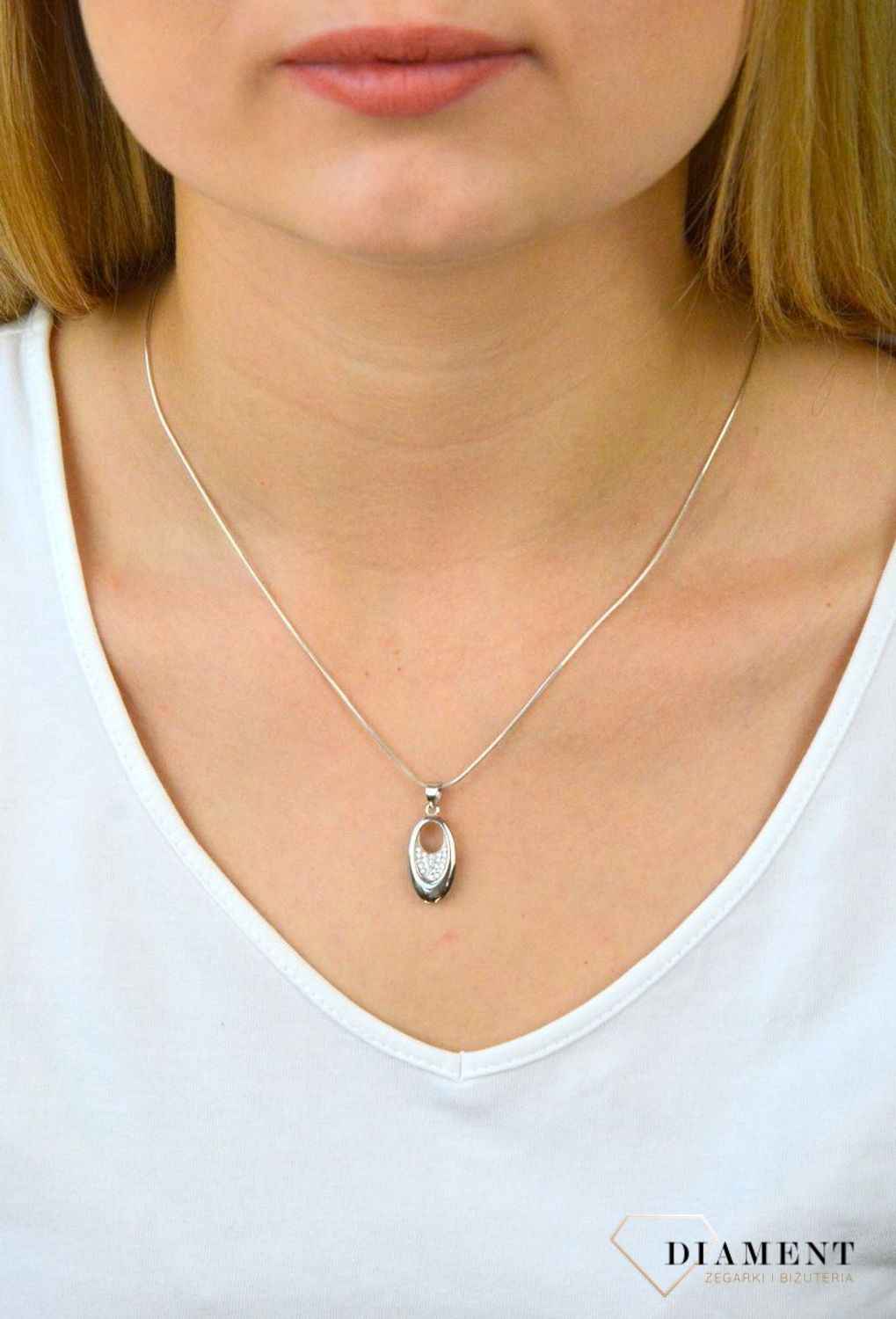 Zawieszka srebrna owalna z cyrkoniami DIA-ZAW-6085-925. Zawieszka srebrna owalna. Zawieszka srebrna z cyrkoniami. Zawieszka srebrna idealna na prezent. Zawieszka na każdą okazje..jpg