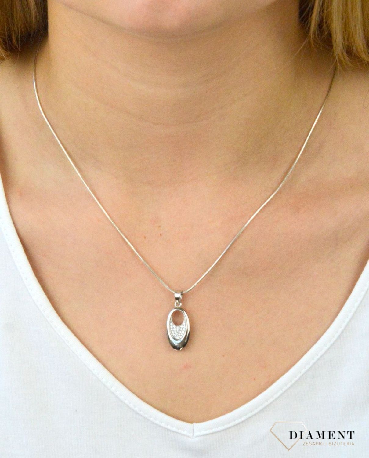 Zawieszka srebrna owalna z cyrkoniami DIA-ZAW-6085-925. Zawieszka srebrna owalna. Zawieszka srebrna z cyrkoniami. Zawieszka srebrna idealna na prezent. Zawieszka na każdą okazje..jpg