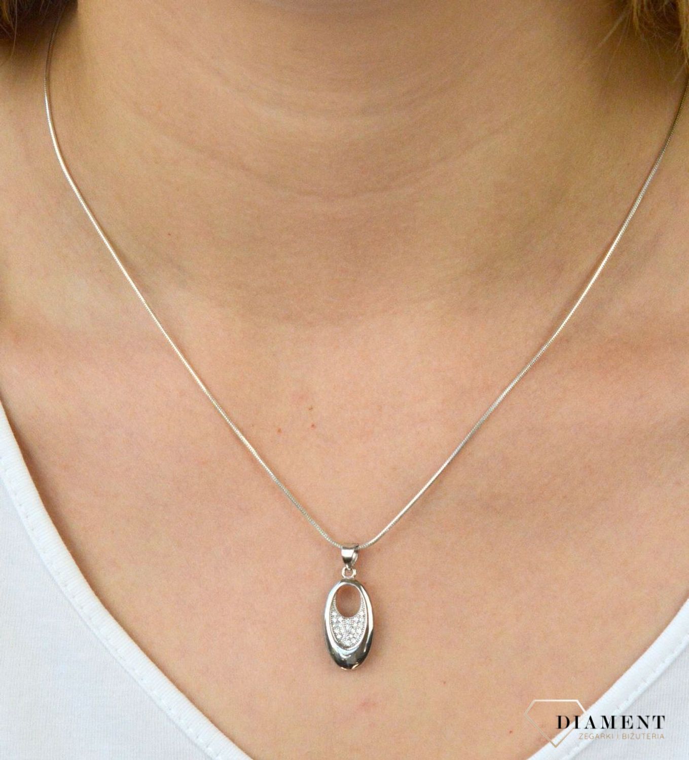 Zawieszka srebrna owalna z cyrkoniami DIA-ZAW-6085-925. Zawieszka srebrna owalna. Zawieszka srebrna z cyrkoniami. Zawieszka srebrna idealna na prezent. Zawieszka na każdą okazje..jpg
