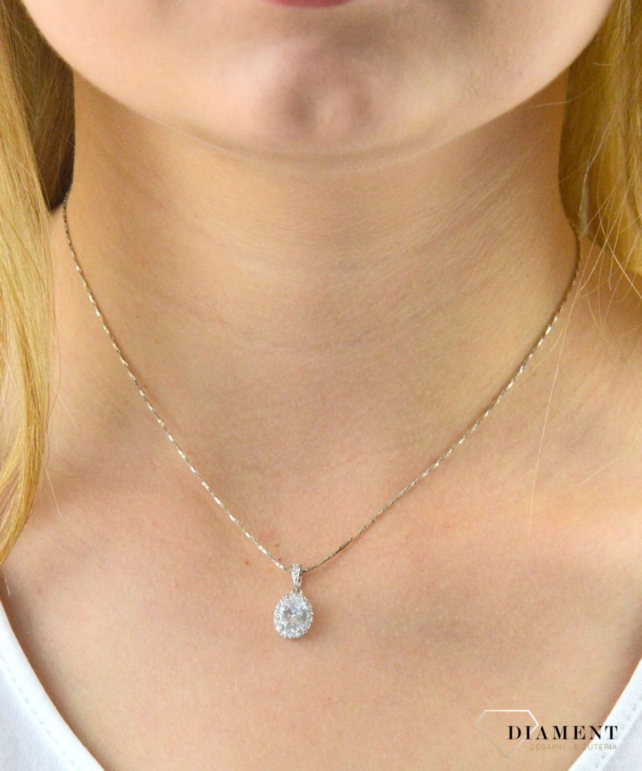 Zawieszka srebrna z cyrkonią owalna DIA-ZAW-6087-925. Zawieszka o owalnym kształcie. Zawieszka z białą cyrkonią. Zawieszka srebrna z cyrkoniami. zawieszka srebrna idealna na prezent. Zawieszka srebrna dla k.jpg