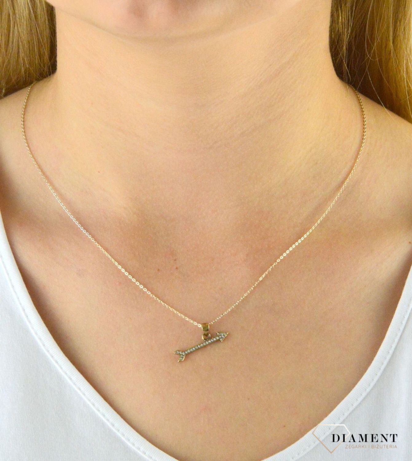 Zawieszka srebrna pozłacana Strzałka DIA-ZAW-6088-925. Srebrna zawieszka Strzałka. Zawieszka srebrna z cyrkoniami. Srebrna zawieszka pozłacana. Srebrna zawieszka dla każdej kobiety. Zawieszka srebrna z cyrk.jpg