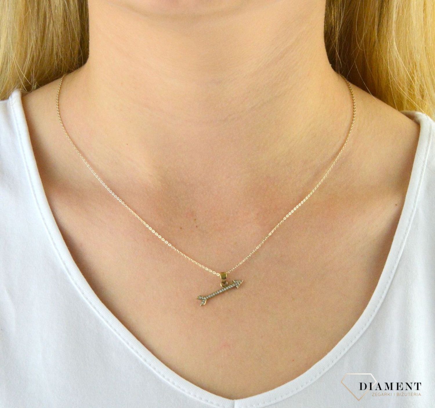 Zawieszka srebrna pozłacana Strzałka DIA-ZAW-6088-925. Srebrna zawieszka Strzałka. Zawieszka srebrna z cyrkoniami. Srebrna zawieszka pozłacana. Srebrna zawieszka dla każdej kobiety. Zawieszka srebrna z cyrk.jpg