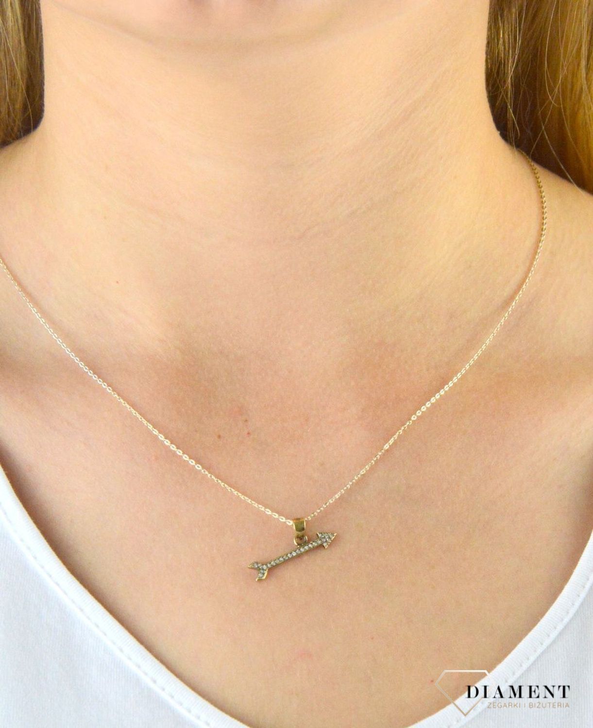 Zawieszka srebrna pozłacana Strzałka DIA-ZAW-6088-925. Srebrna zawieszka Strzałka. Zawieszka srebrna z cyrkoniami. Srebrna zawieszka pozłacana. Srebrna zawieszka dla każdej kobiety. Zawieszka srebrna z cyrk.jpg