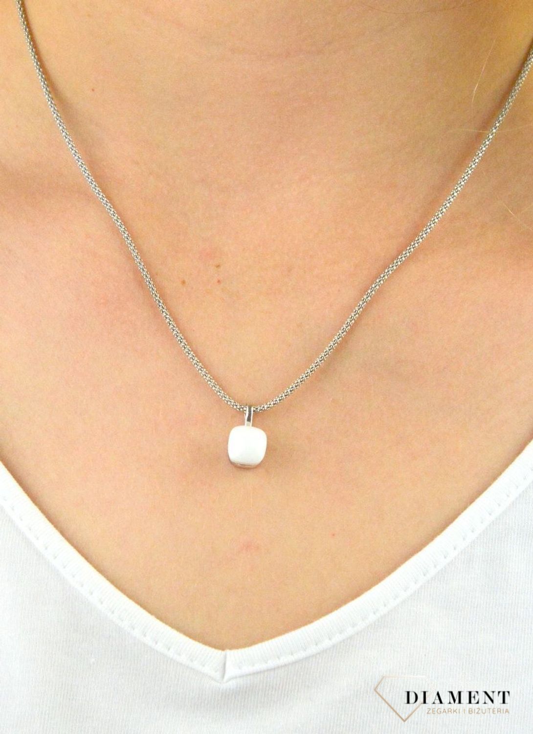 Zawieszka srebrna biała kostka DIA-ZAW-6089-925. Zawieszka srebrna. Zawieszka srebrna z białym kryształkiem. Zawieszka srebrna biała kostka. Zawieszka idealna na prezent..jpg