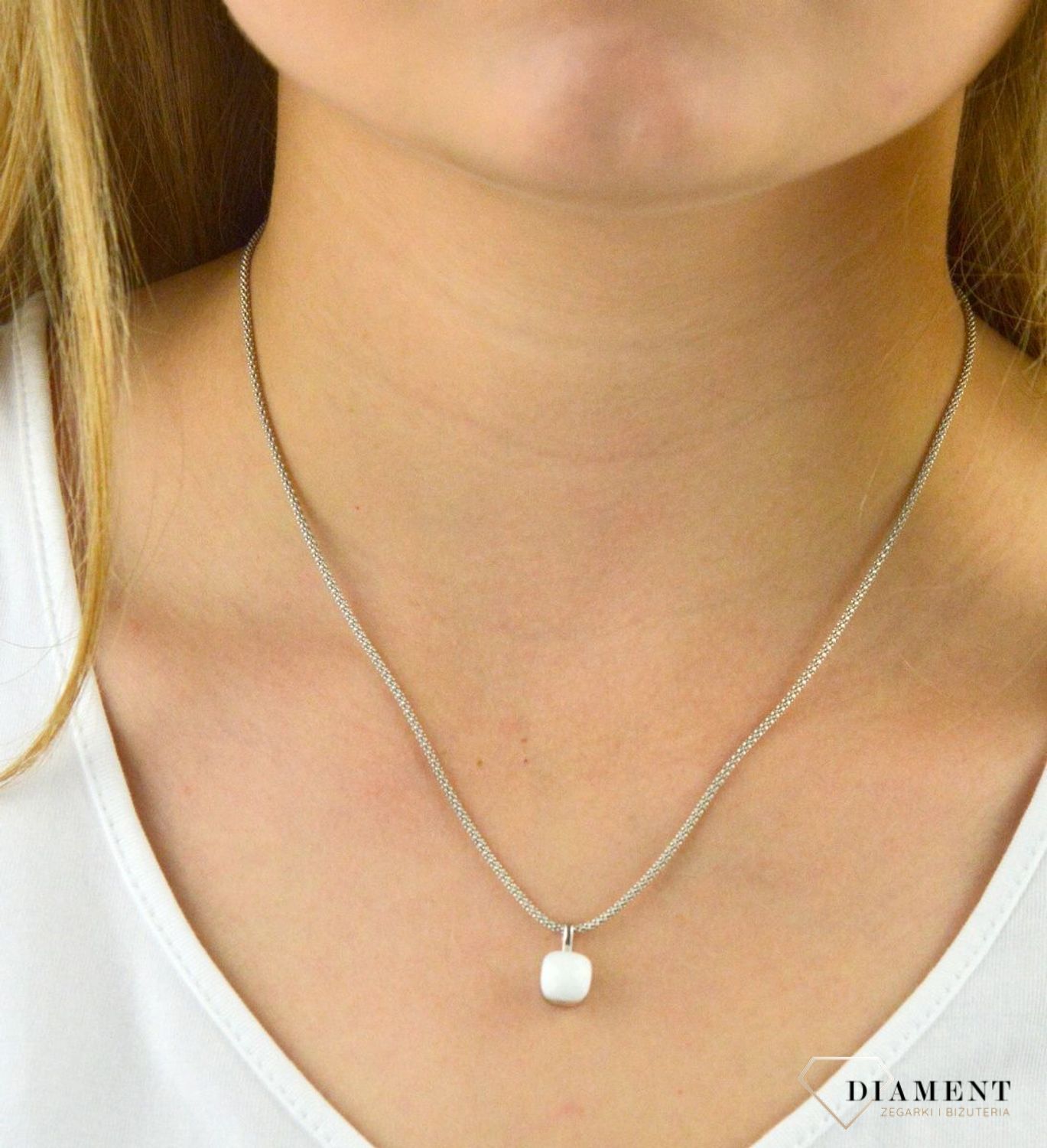 Zawieszka srebrna biała kostka DIA-ZAW-6089-925. Zawieszka srebrna. Zawieszka srebrna z białym kryształkiem. Zawieszka srebrna biała kostka. Zawieszka idealna na prezent..jpg