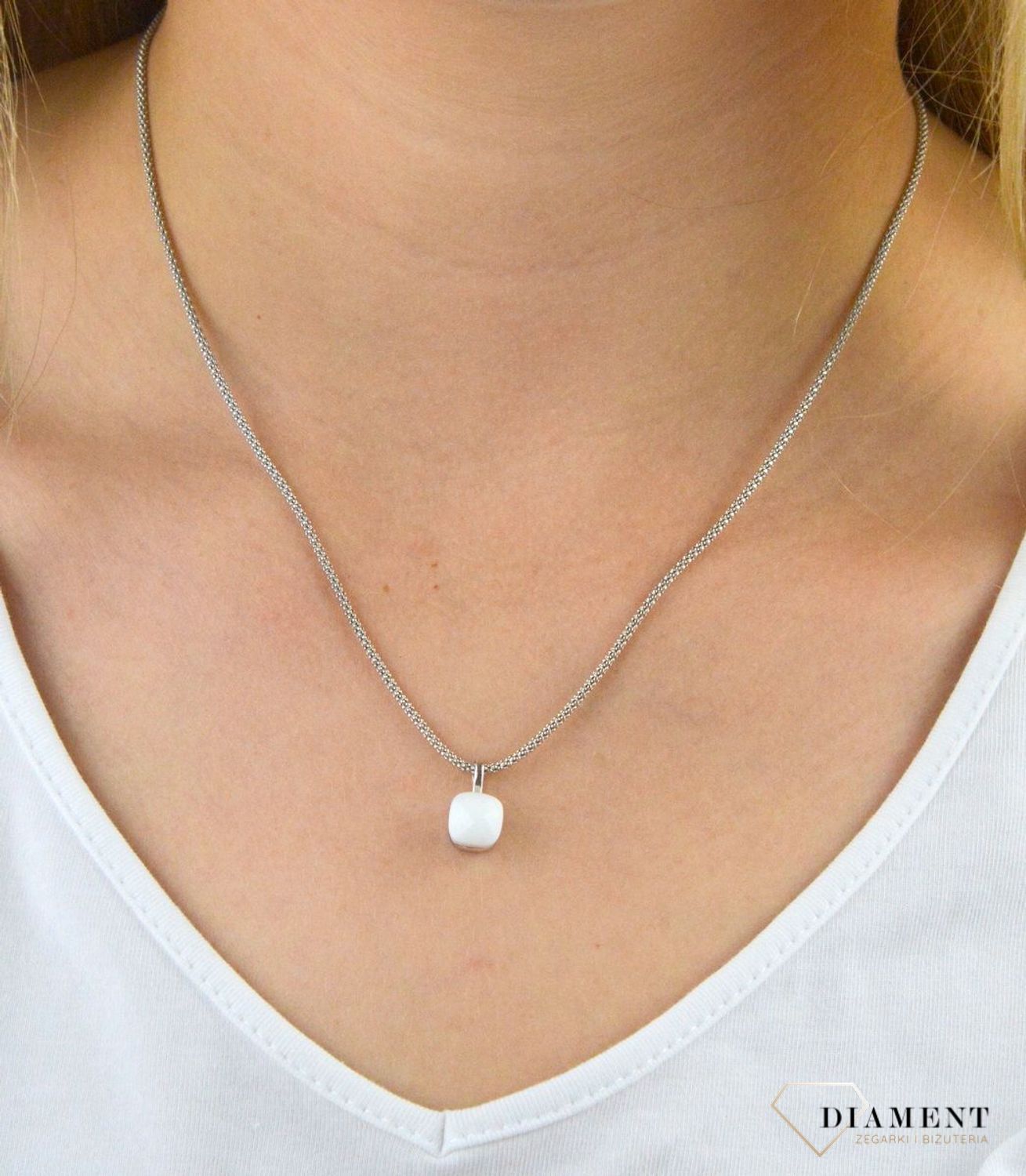 Zawieszka srebrna biała kostka DIA-ZAW-6089-925. Zawieszka srebrna. Zawieszka srebrna z białym kryształkiem. Zawieszka srebrna biała kostka. Zawieszka idealna na prezent..jpg