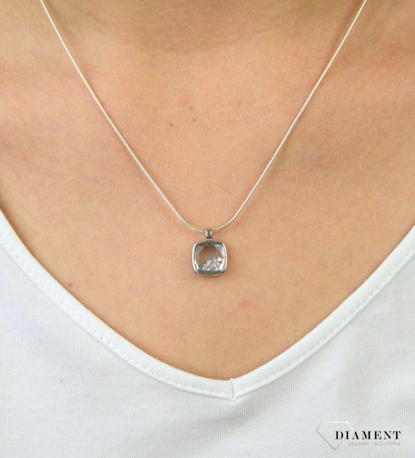 Zawieszka srebrna cyrkonie w kwadraciku DIA-ZAW-6090-925.Zawieszka srebrna z cyrkonią. Zawieszka srebrna z cyrkoniami w środku. Zawieszka z cyrkoniami. Idealna zawieszka na prezent..jpg