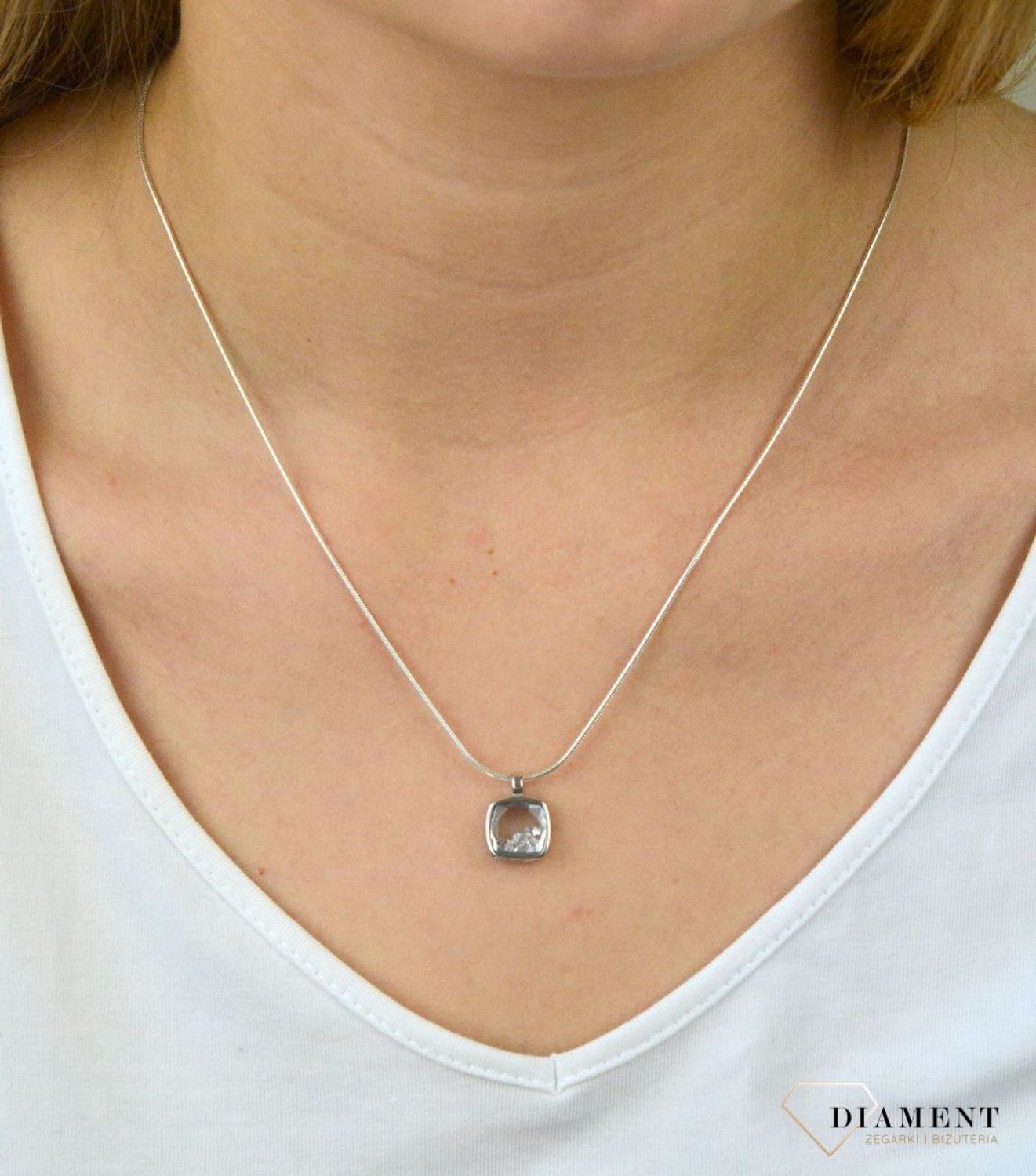 Zawieszka srebrna cyrkonie w kwadraciku DIA-ZAW-6090-925.Zawieszka srebrna z cyrkonią. Zawieszka srebrna z cyrkoniami w środku. Zawieszka z cyrkoniami. Idealna zawieszka na prezent..jpg