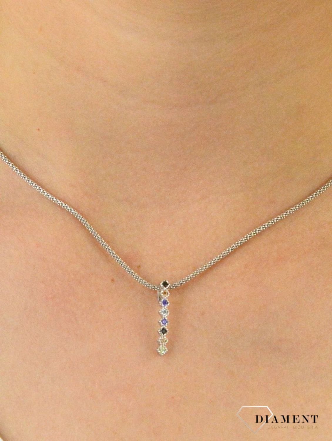 Zawieszka srebrna kolorowe cyrkonie DIA-ZAW-6093-925. Zawieszka srebrna damska. Zawieszka patyczek z kolorowymi cyrkoniami. Zawieszka srebrna kolorowa. Zawieszka z cyrkoniami. Zawieszka idealna na prezent..jpg